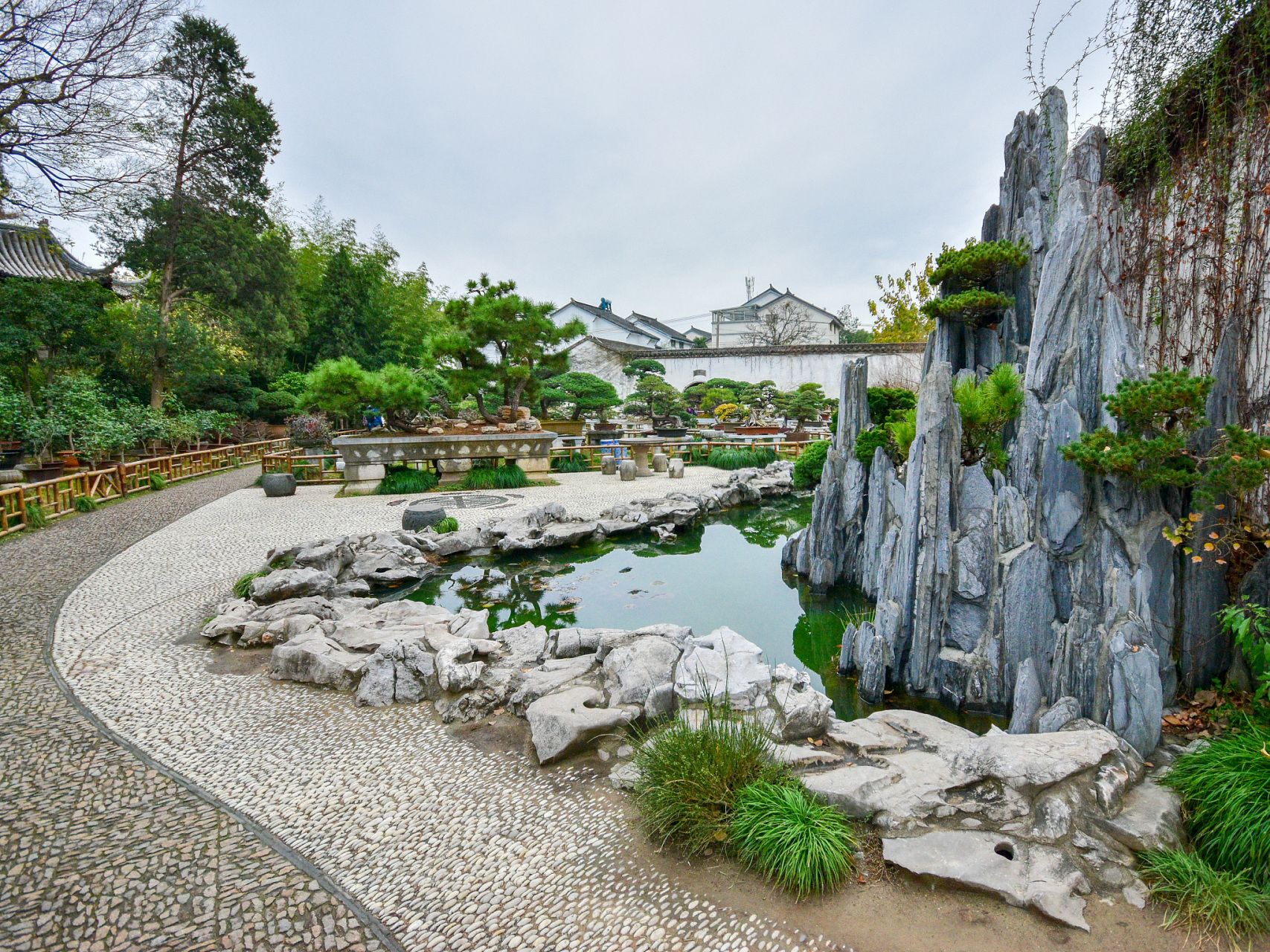 留园,曾名"东园","寒碧山庄",位于江苏省苏州市姑苏区留园路338号