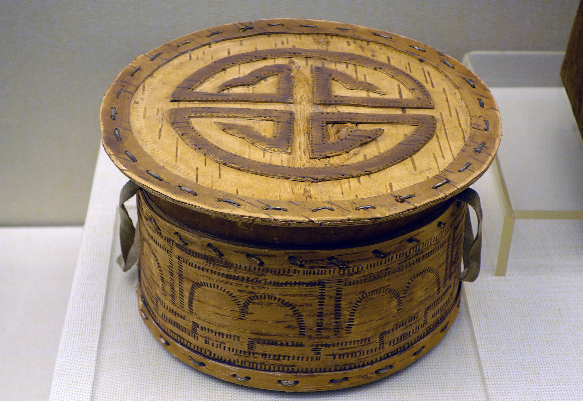 缶是一种古老的打击乐器,最早出现在周朝,传入日本,朝鲜和越南等国家.