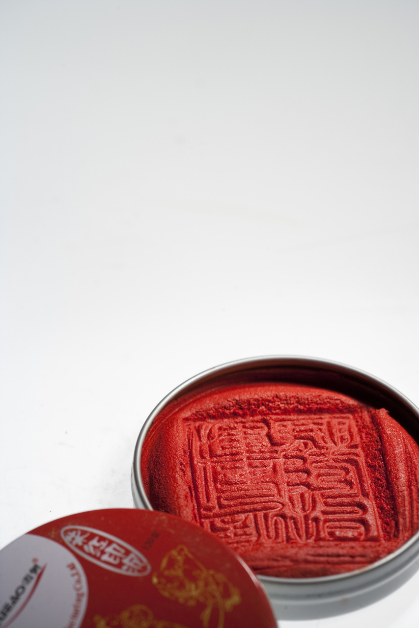 漳州八宝印泥是福建漳州传统的工艺品,曾是古代的贡品,备受中外书画家