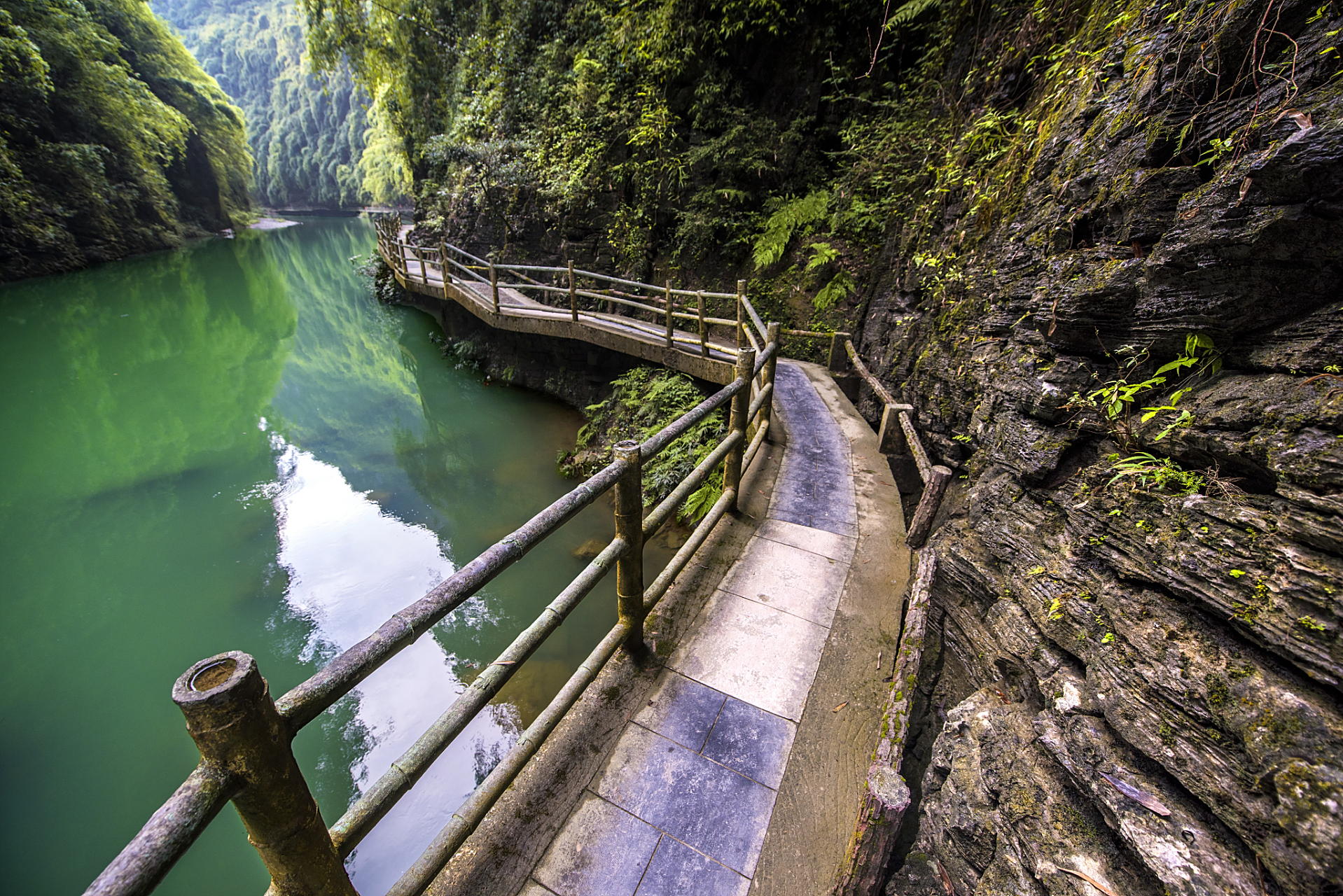 秋日,贵州省彭水县的阿依河如诗如画,令人陶醉.这条河流源自贵州省务