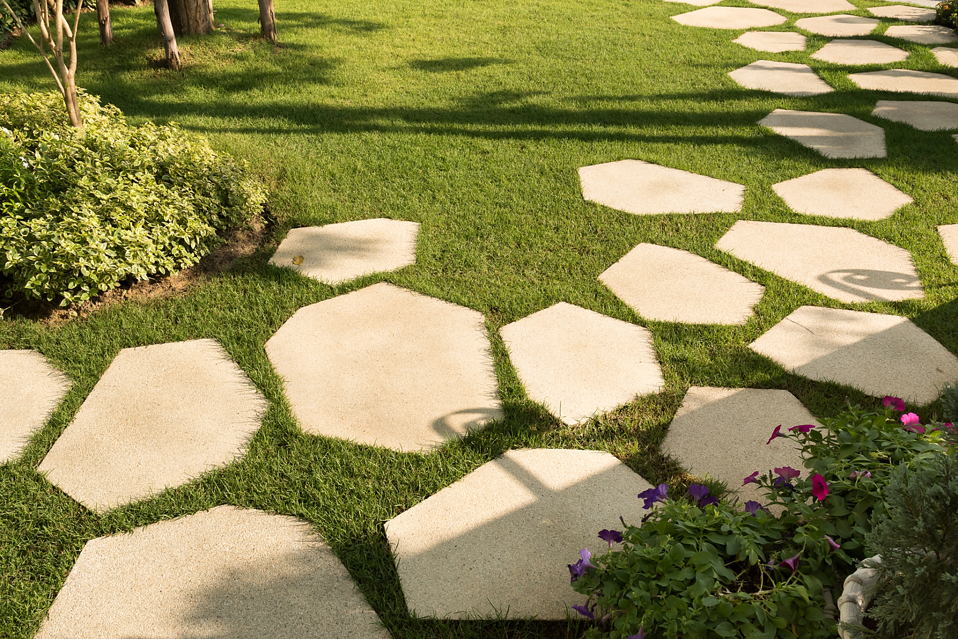 汀步石怎么铺设  汀步石是园林景观中常见的一种铺装方式,它以自然,古