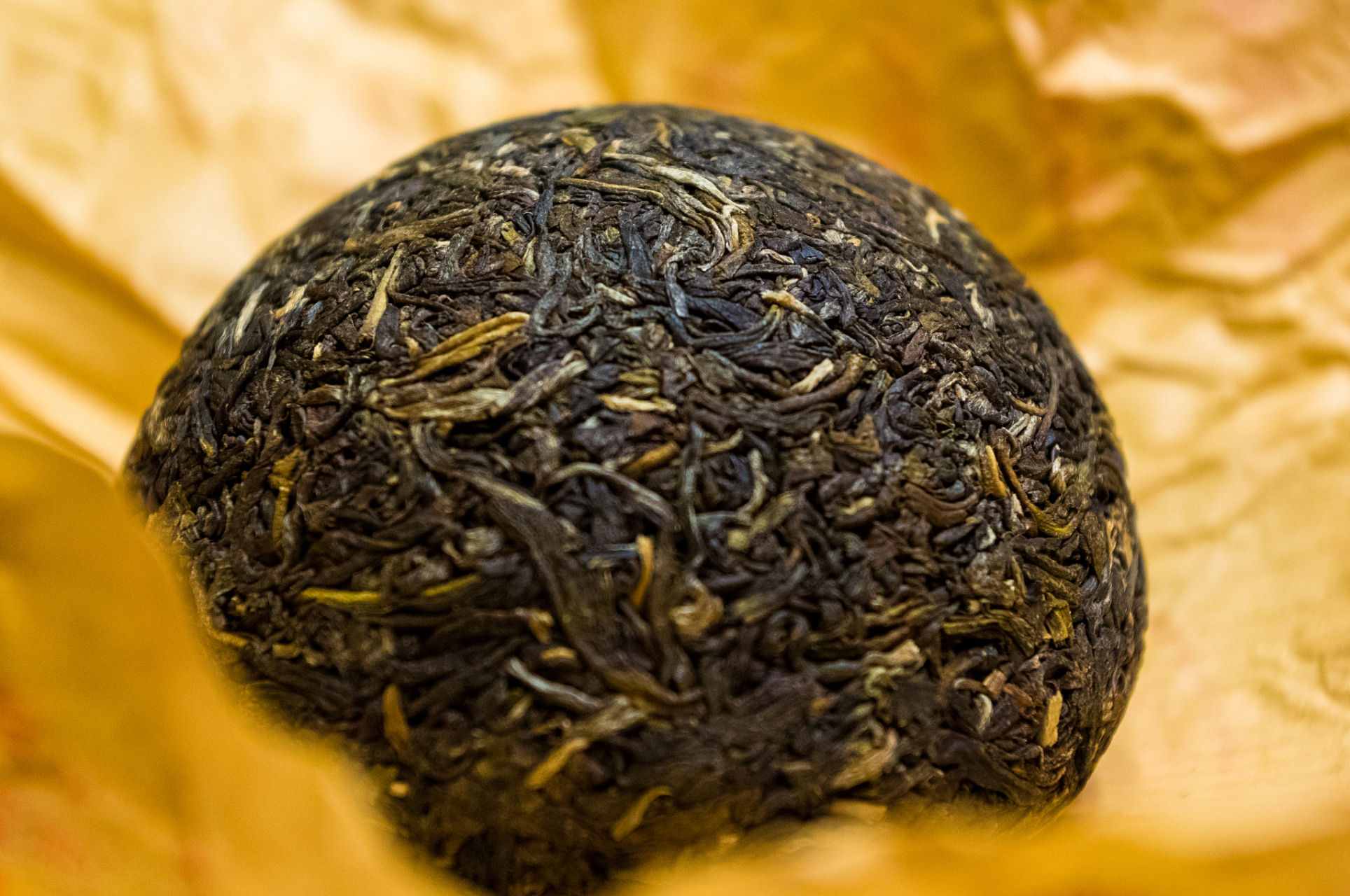 选购一块高品质的普洱生茶,再放在科学的储物场所,"干仓"存放.