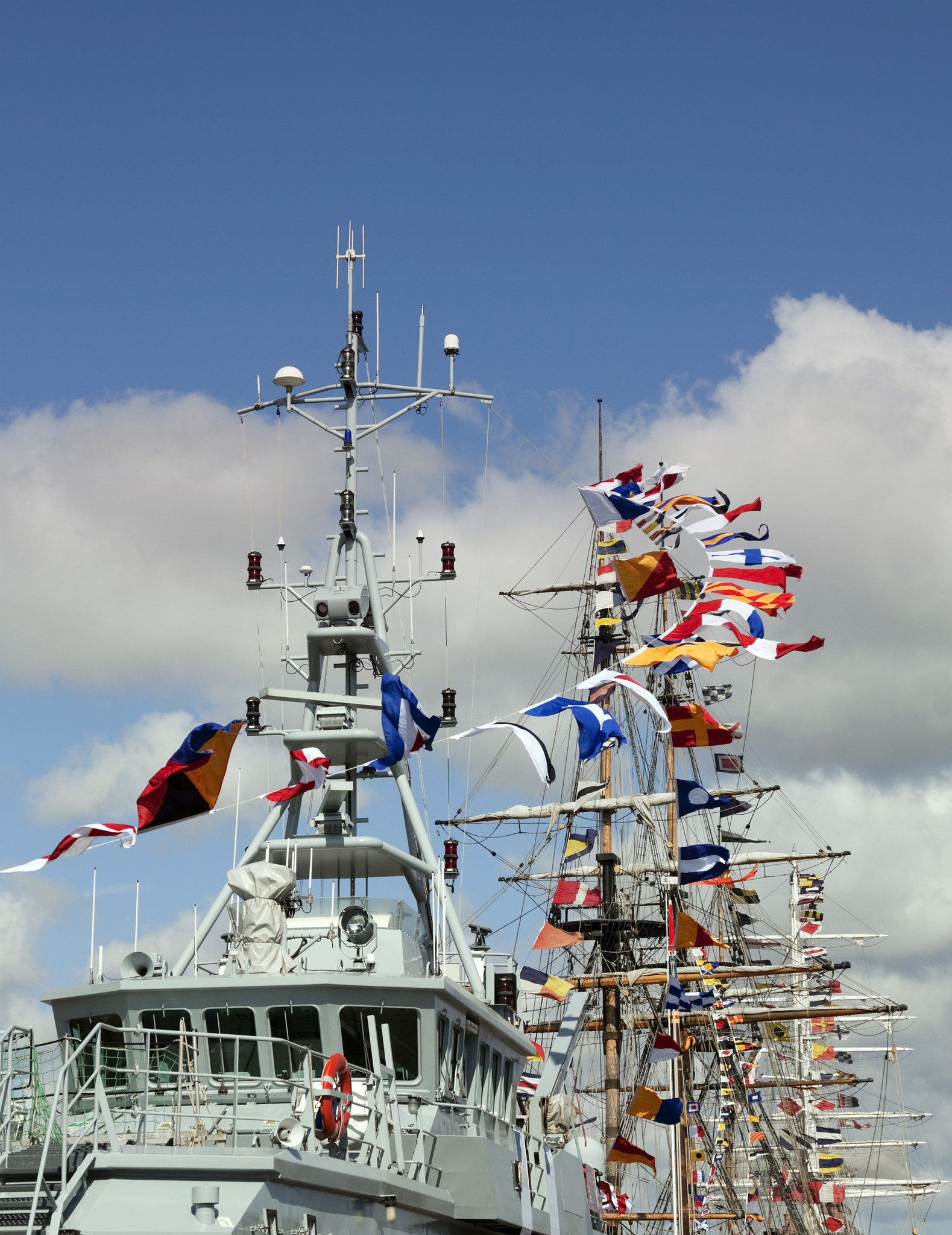 中国海军首艘风帆训练舰破浪号缓缓驶入斯里兰卡科伦坡港,这不仅是
