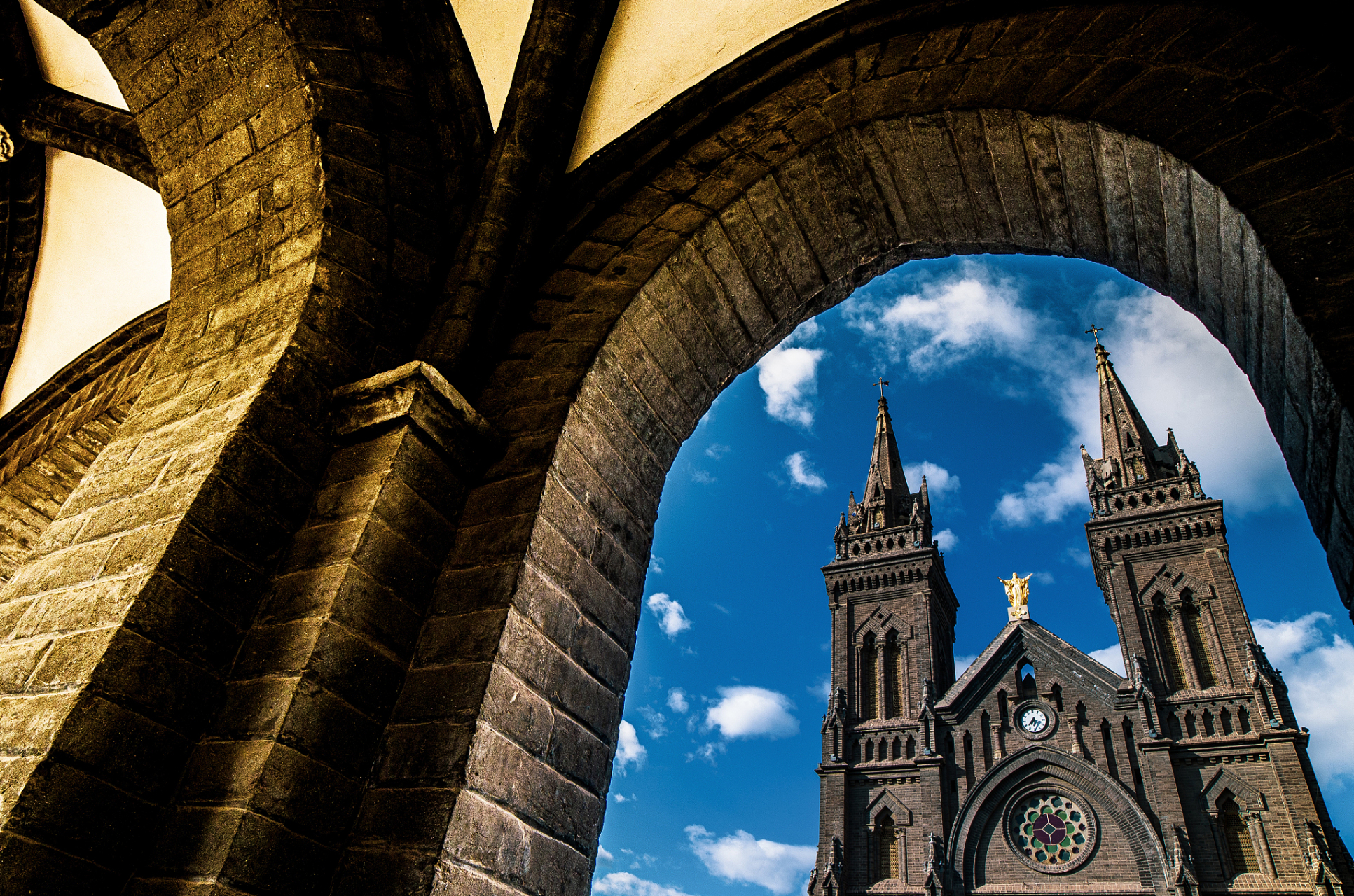 沈阳小南天主教堂是充满欧洲文艺复兴气息的哥特式建筑,是沈阳的网红