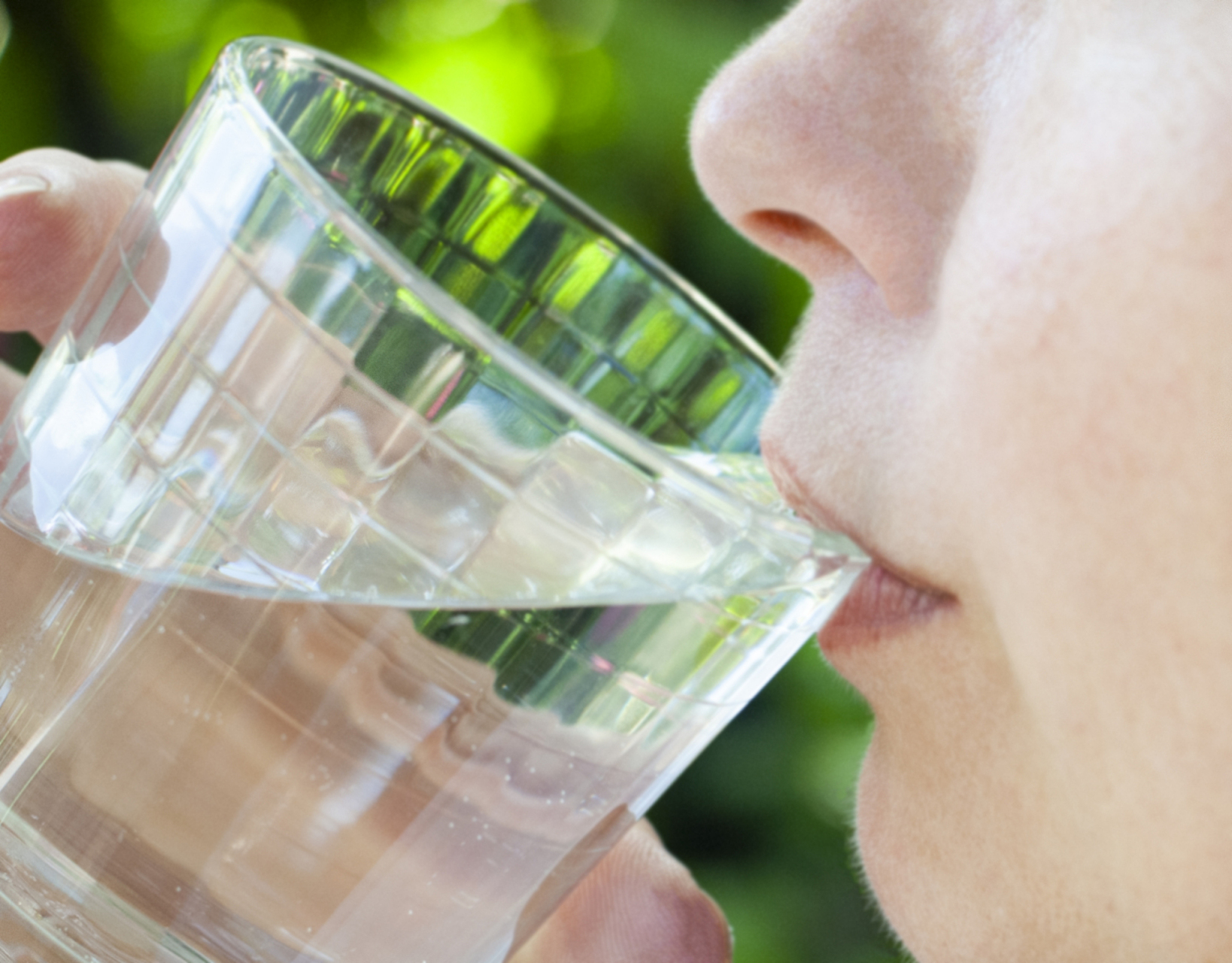 喝水不足,容易导致这4种慢性疾病02  喝水不足,身体可能会遭受慢性
