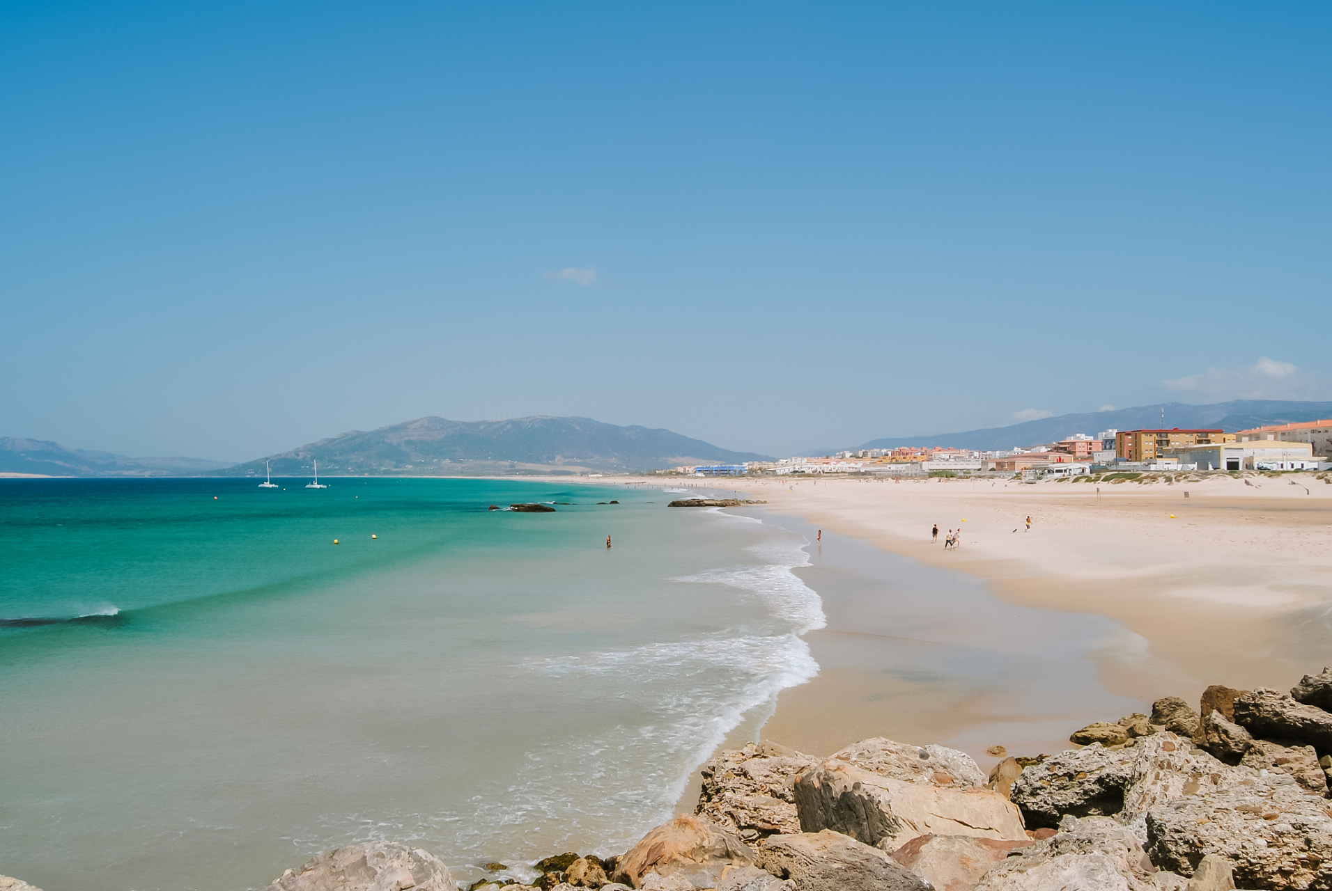 双月湾与巽寮湾,谁更胜一筹?阳光沙滩与海上运动,还是宁静私密海滩?