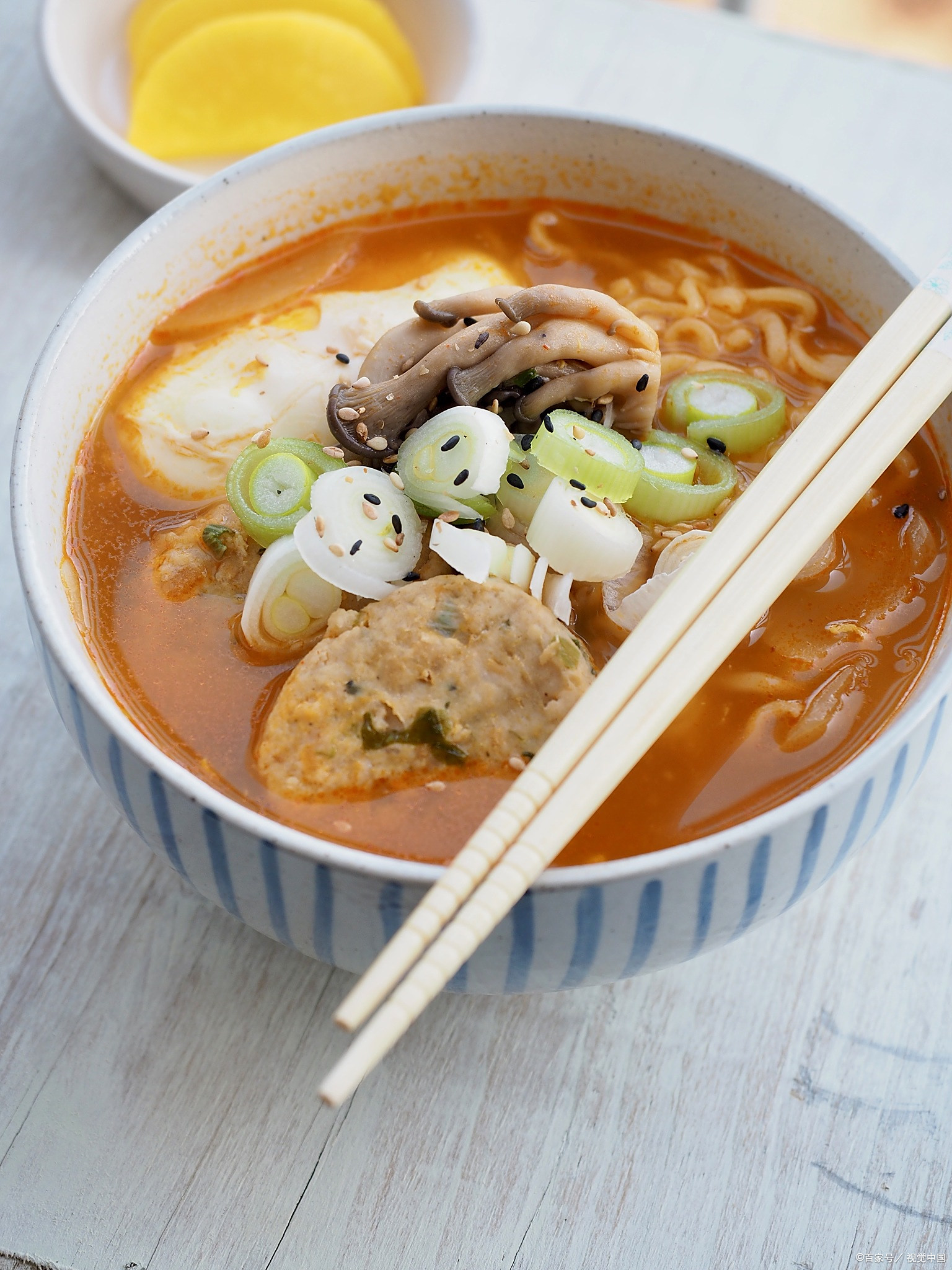 沙茶面的汤头就是在沙茶酱中加入花生酱等调料熬制而成的,而正宗沙茶