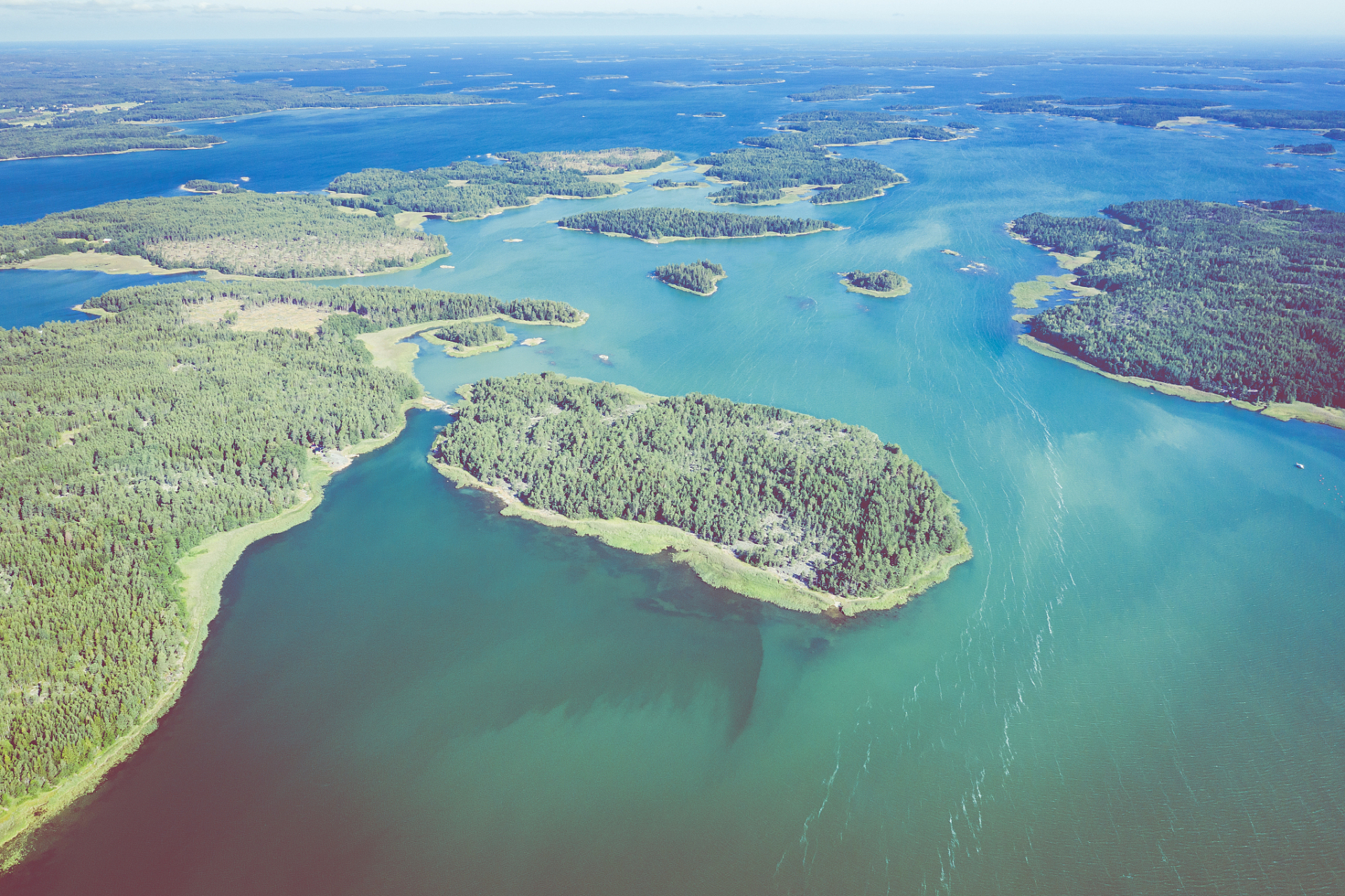 美食是奥兰群岛文化的重要组成部分,烤薄饼是这里的特色菜,现代奥兰人