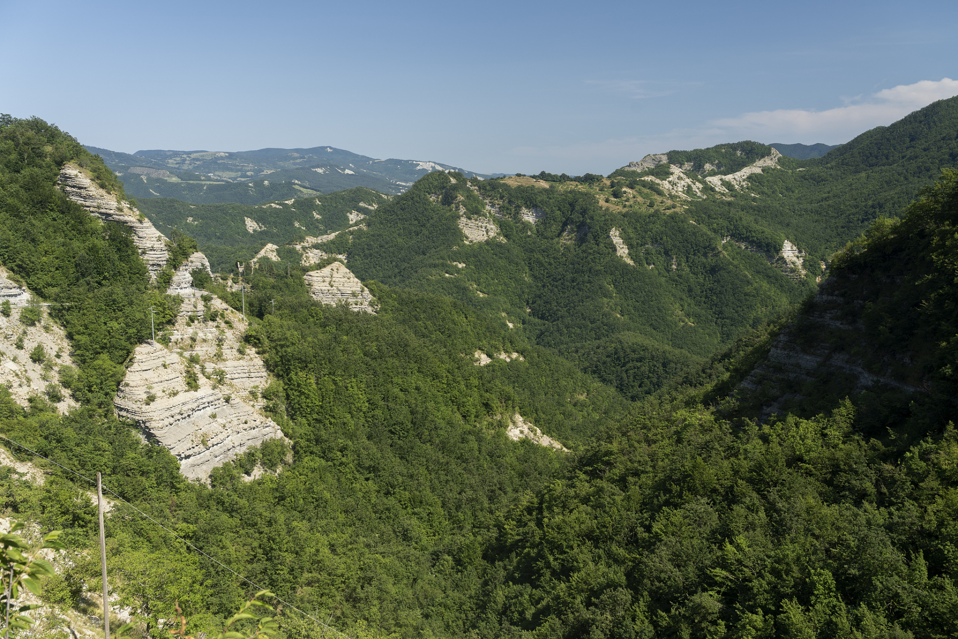 秦岭,作为中国著名的山脉之一,被誉为中华的脊梁,拥有着壮美的自然