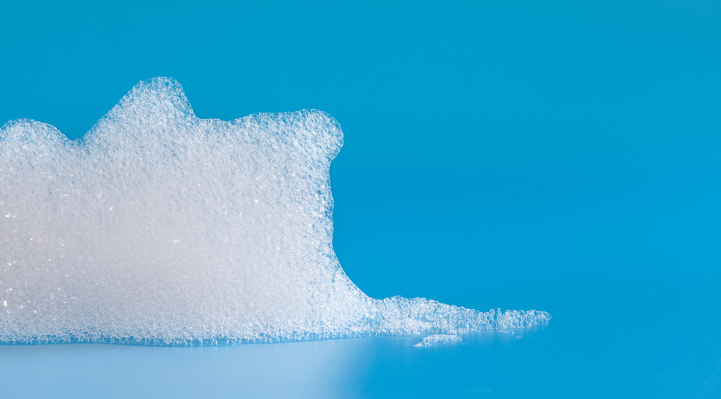 🎶 这首歌的旋律如同泡沫般轻盈飘逸,又带着一丝哀伤