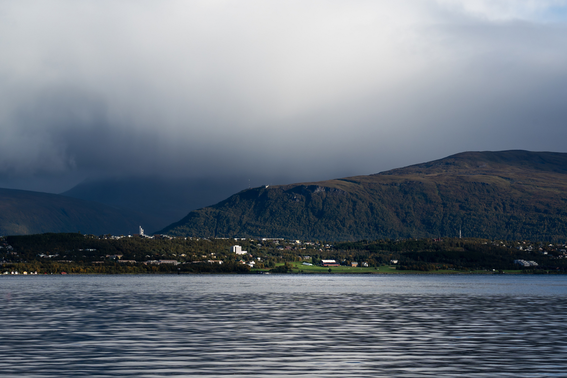 特罗姆瑟是挪威北部的旅游胜地,拥有许多吸引人的住宿选择.