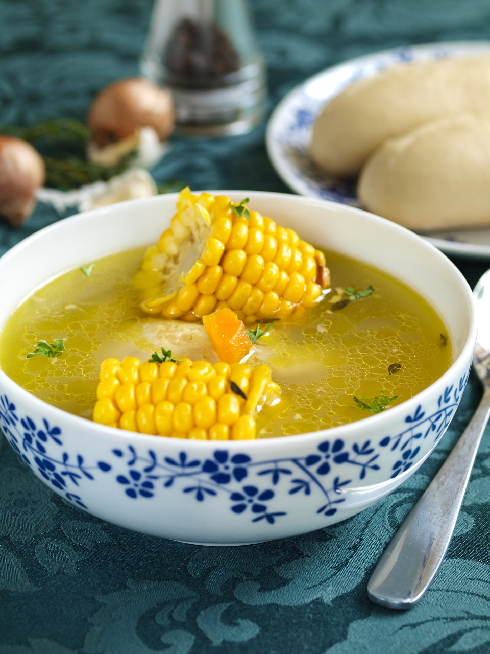 玉米冬瓜猪肉汤  食材准备:玉米(鲜)1根,冬瓜1块, 猪肉1块,胡萝卜1