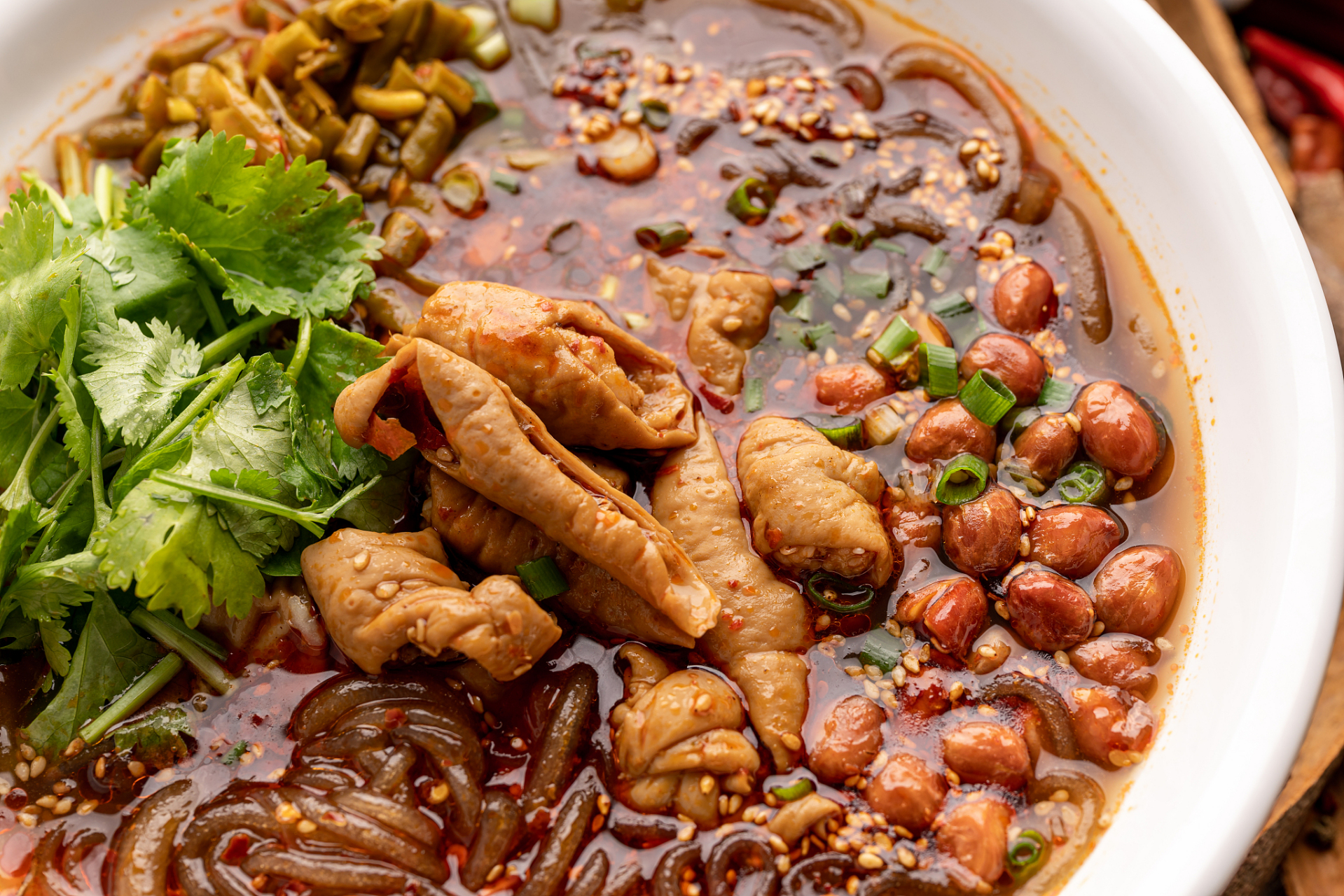 成都美食众多,以下是一些常见的成都美食: 麻婆豆腐:四川省传统名菜之