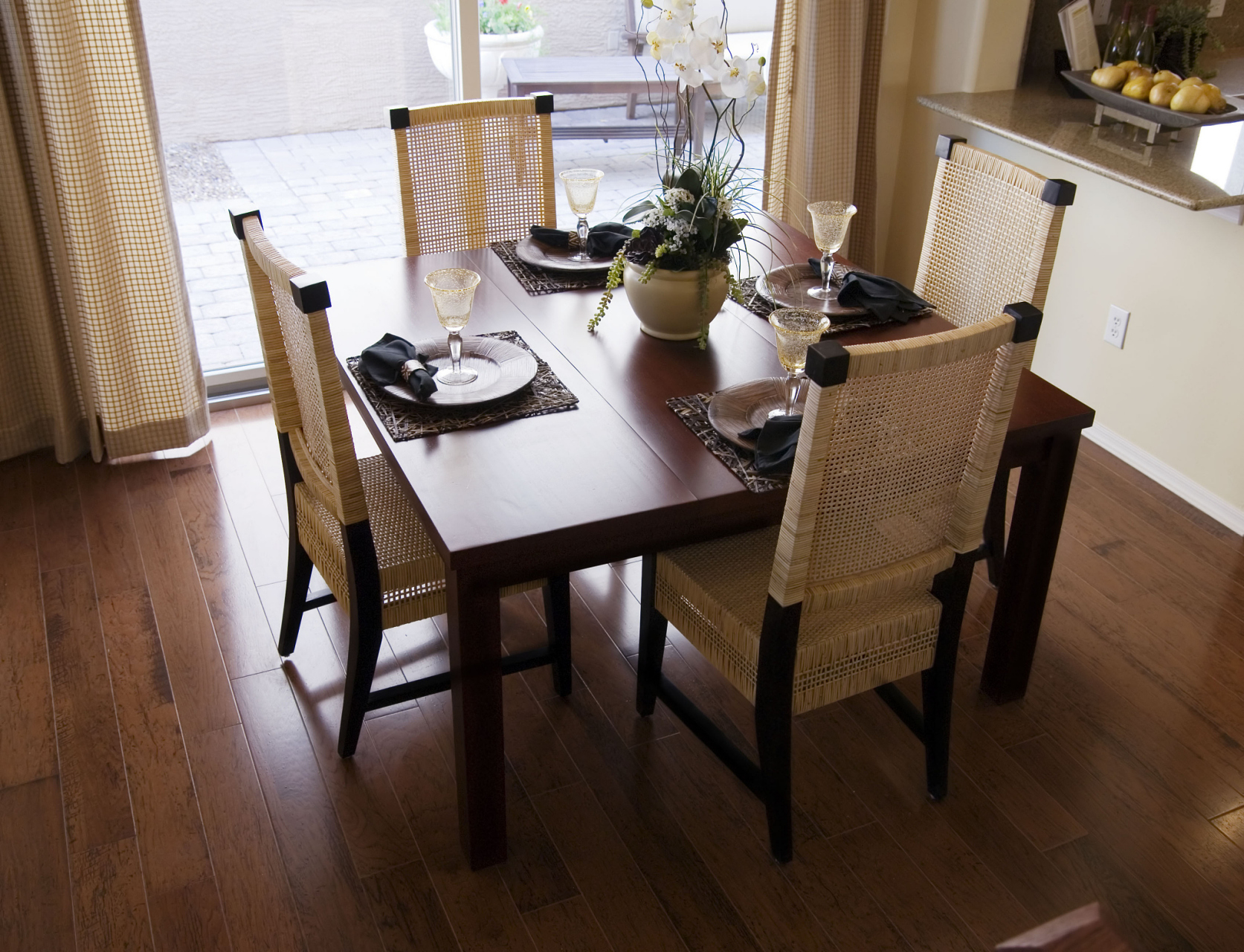 餐桌选购指南:如何挑选适合自己家的餐桌  餐桌是家庭聚餐的核心场所