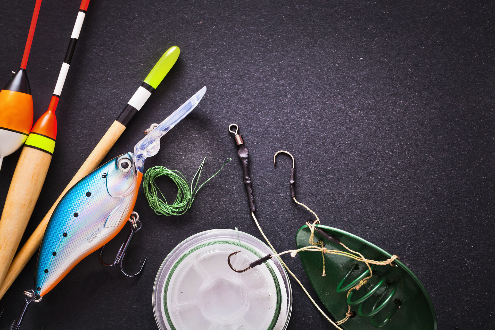 钓完鱼后,要彻底清洁鱼线和鱼钩,用湿布或纸巾擦拭鱼线并擦干,用软毛