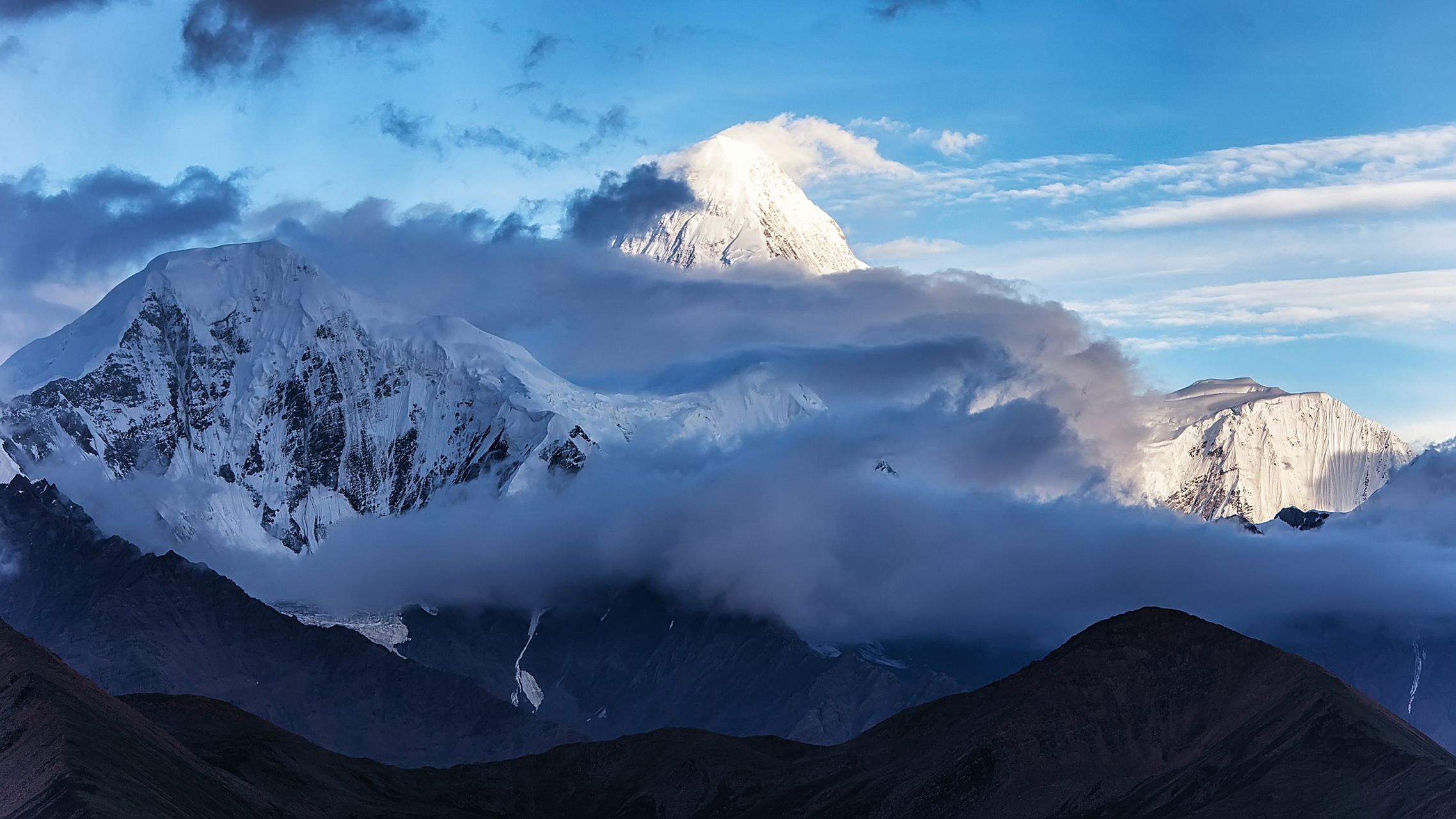 贡嘎山国家级风景名胜区,以其独特的康巴文化和木雅文化而闻名遐迩.