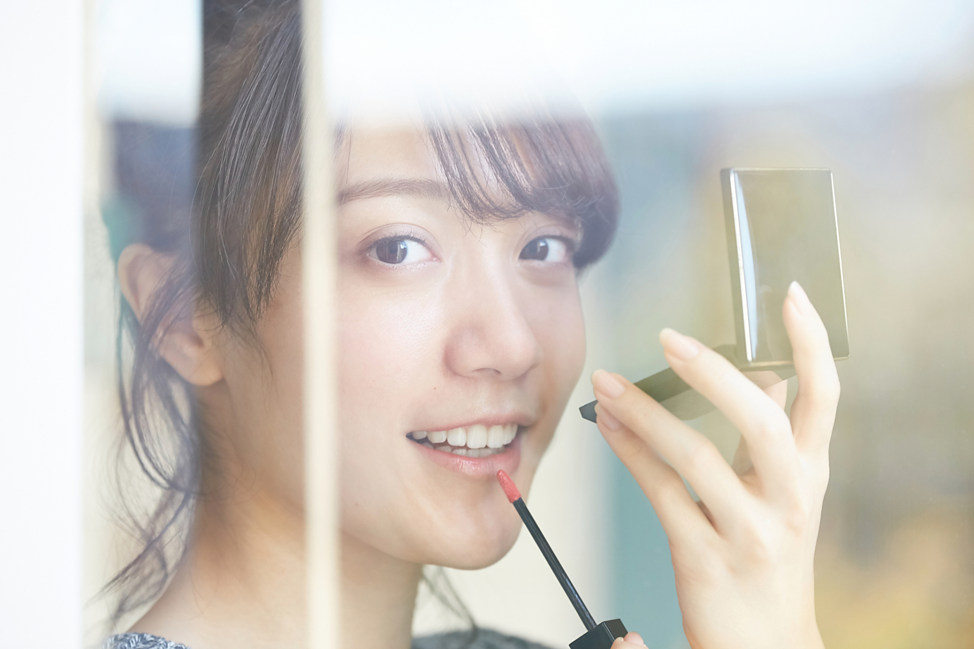 新垣结衣在中国知名度高,因其出众的颜值和甜美的气质.