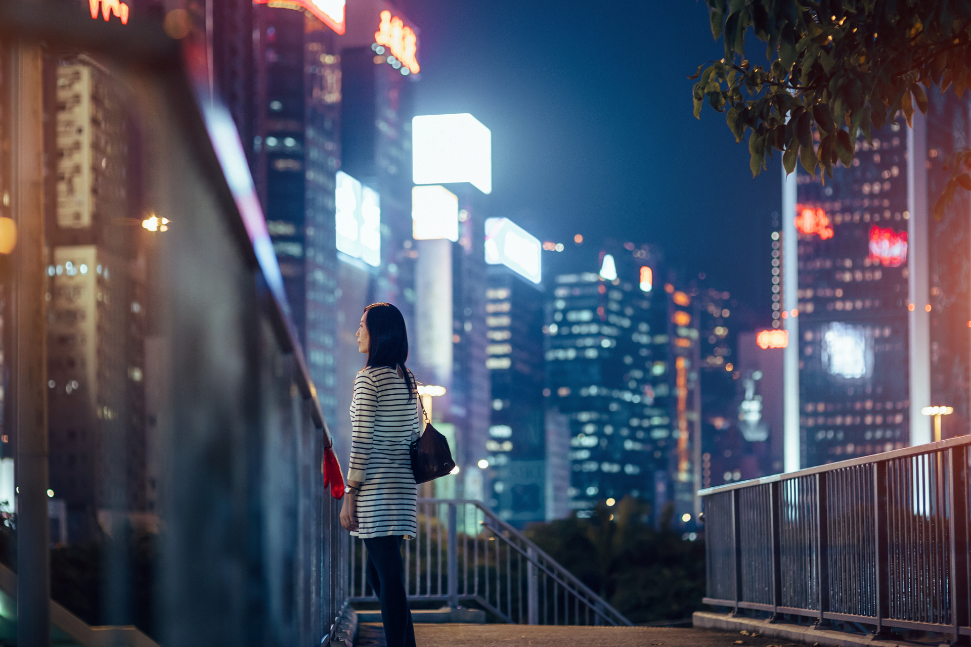 她定了一杯咖啡,坐在角落里,沉思着自己的人生.