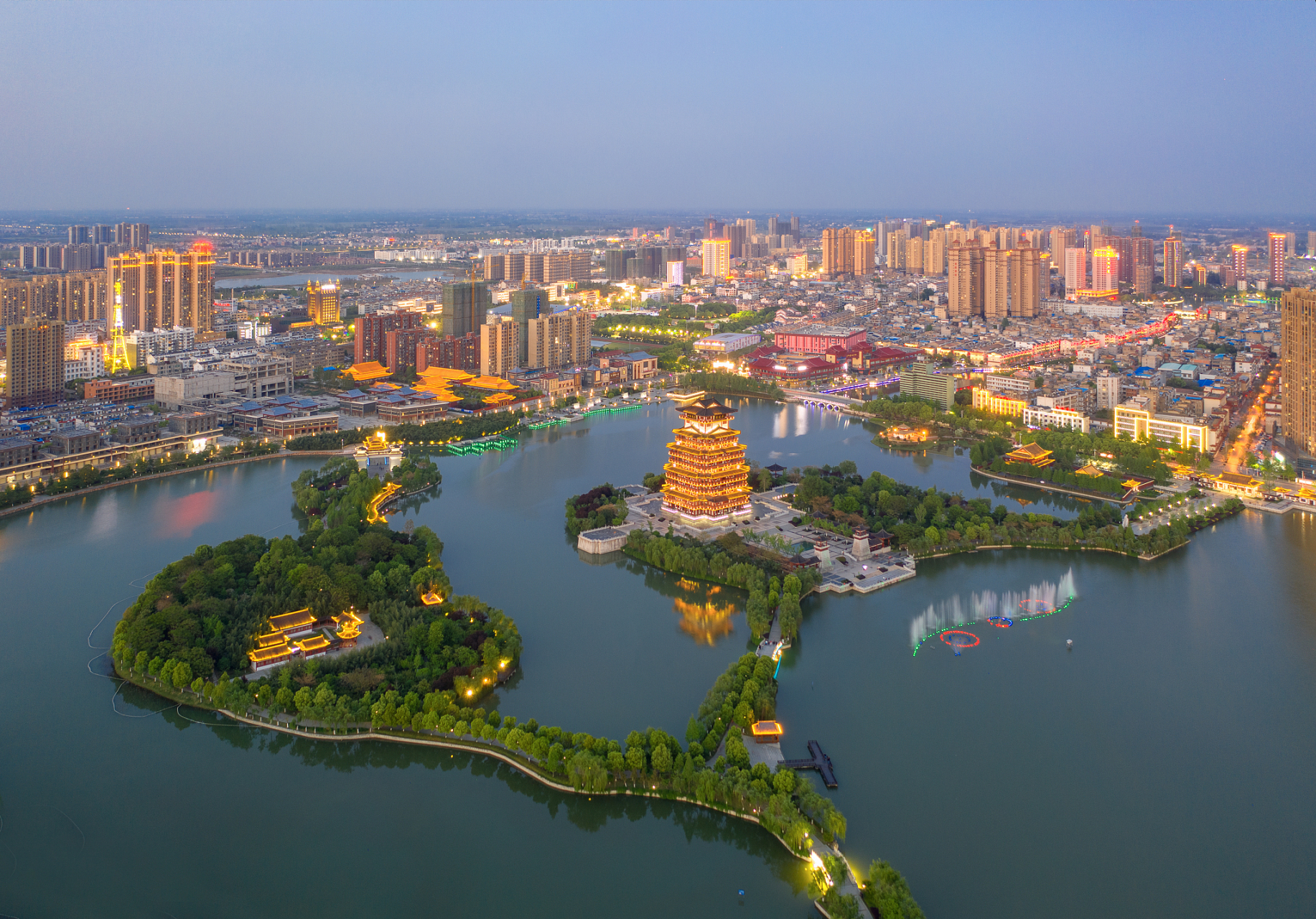 常德是一个不被人知道的宝藏小城,它充满了陶渊明笔下的桃花源仙境的