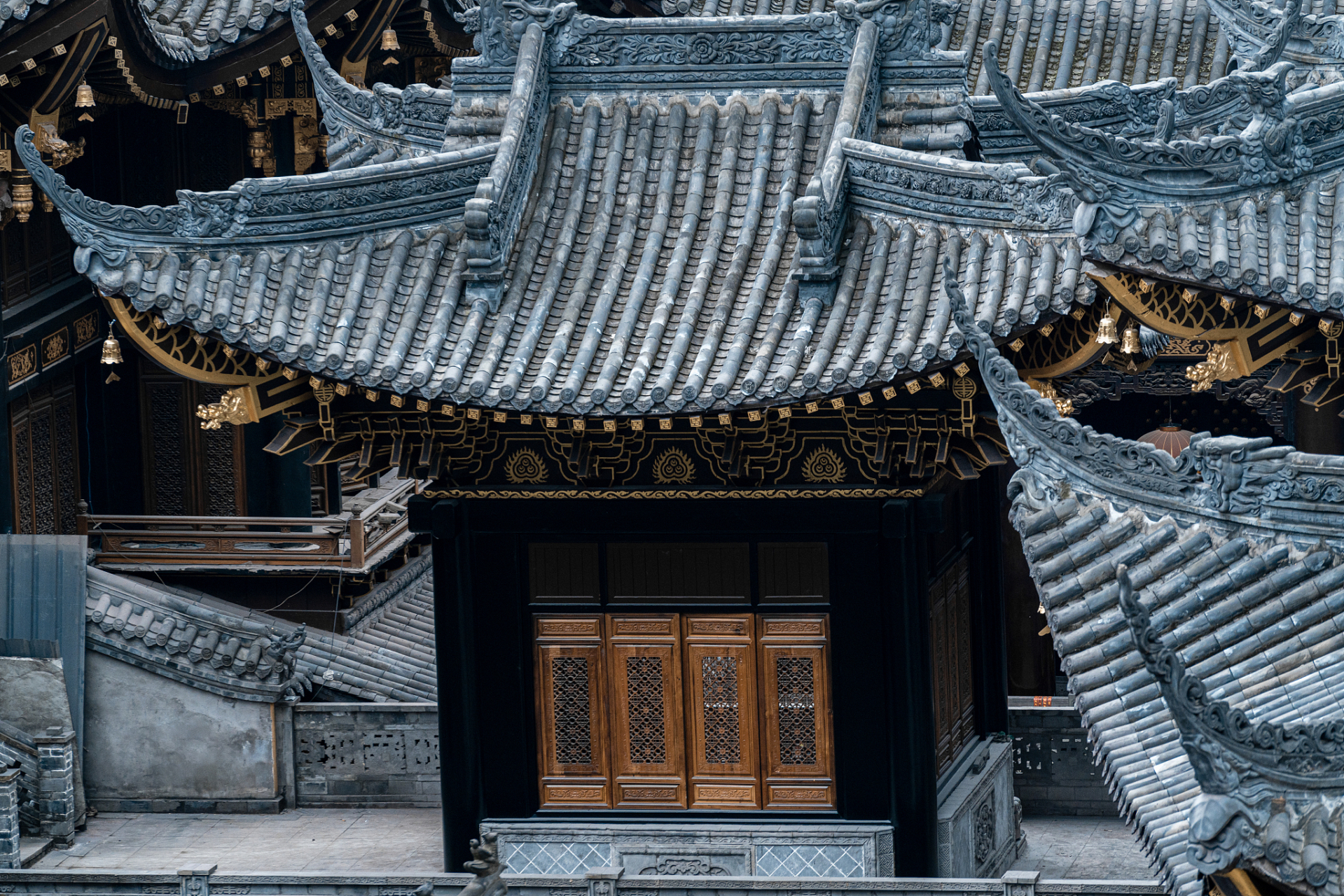 这种观念贯穿于每一个细节之中,让建筑与自然,与人文相互融合,营造出