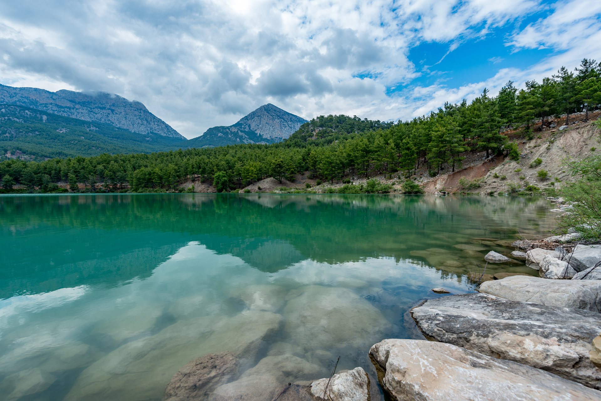螺髻山风景区位于四川省普格县,总面积2400平方公里,其中主要景区面积