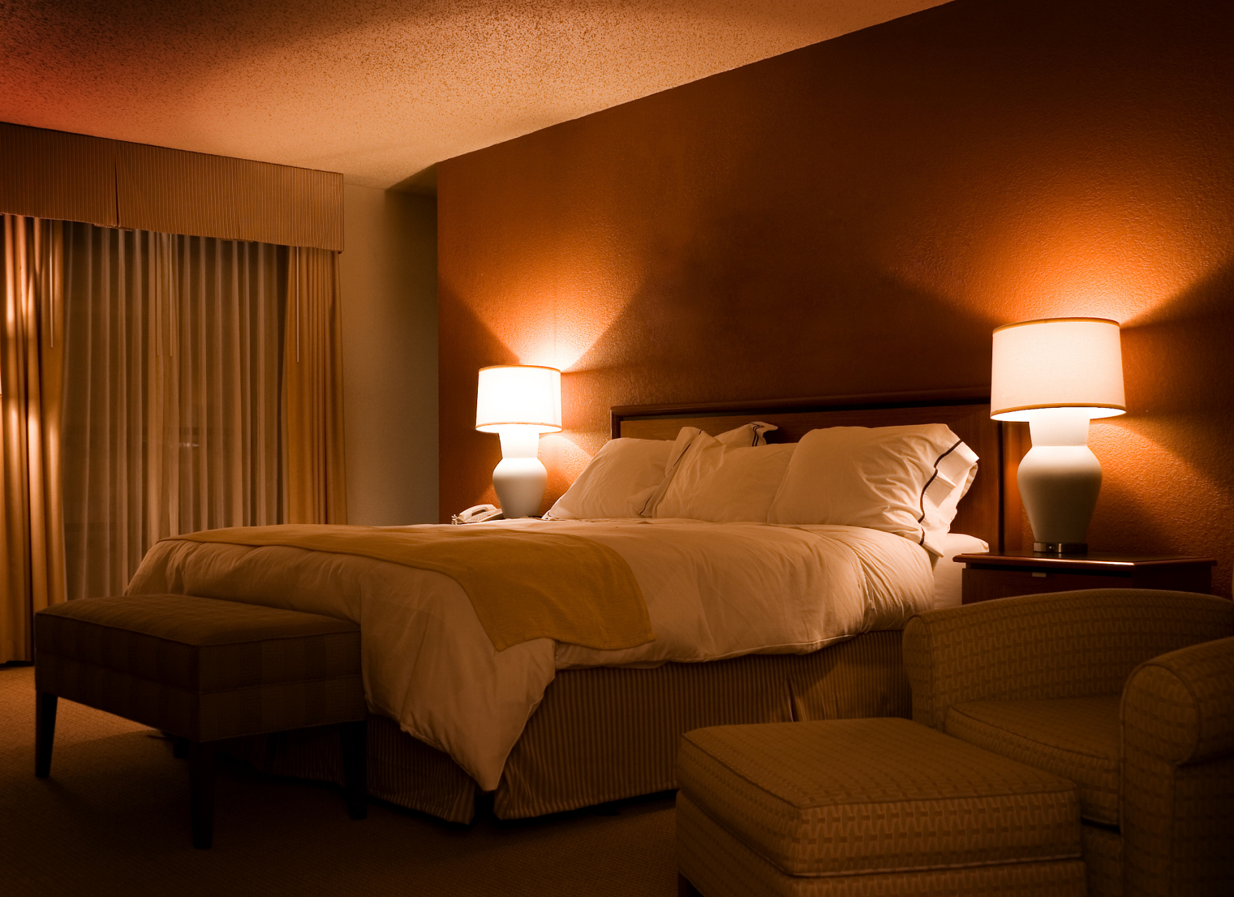 老公在一家情侣酒店开房,凌晨2点,我们刚洗完澡准备休息,突然,酒店