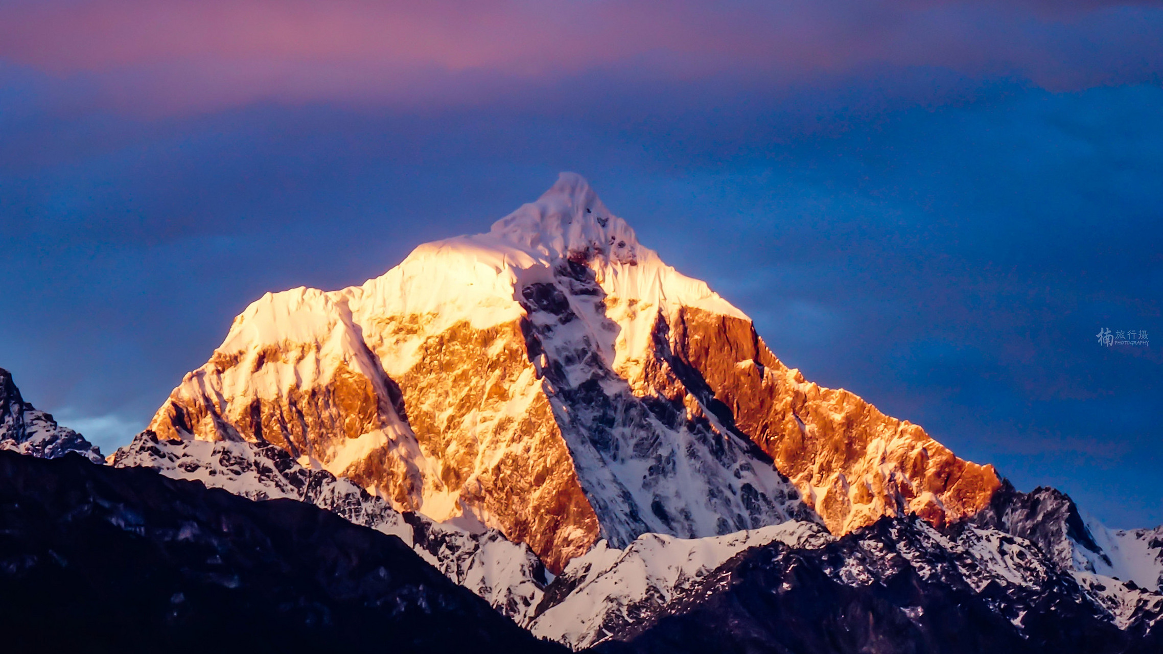 贡嘎山,为横断山系大雪山主峰,被当地人称为木雅贡嘎.藏语的"贡"是冰