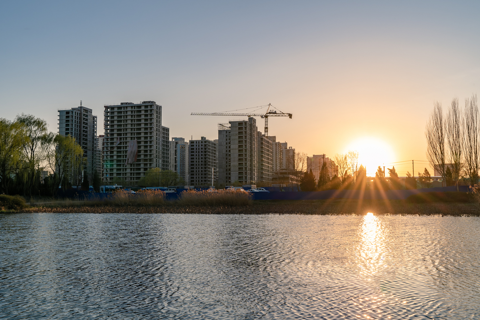 牧马湖大亚湾地理位置优越,自然环境优美,配套设施齐全,未来发展潜力