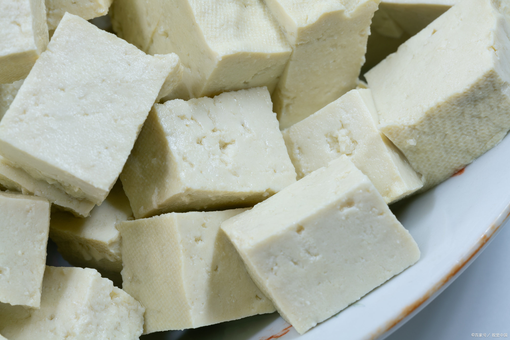 豆腐是一种源自中国的传统食品,由豆浆经过凝固,压缩等工序制成.