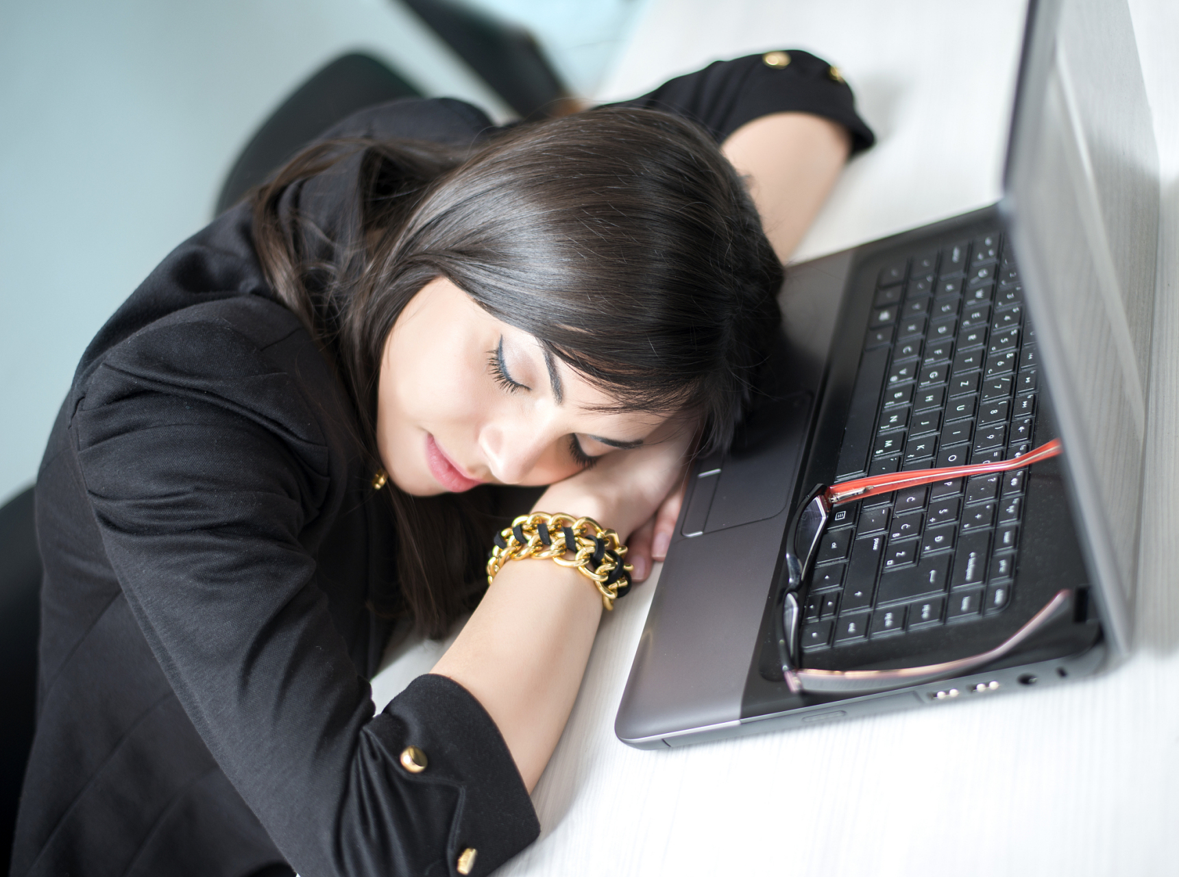 1,精力被耗尽 工作日仿佛是被紧绷的弦,不停的忙碌,但一到周末就