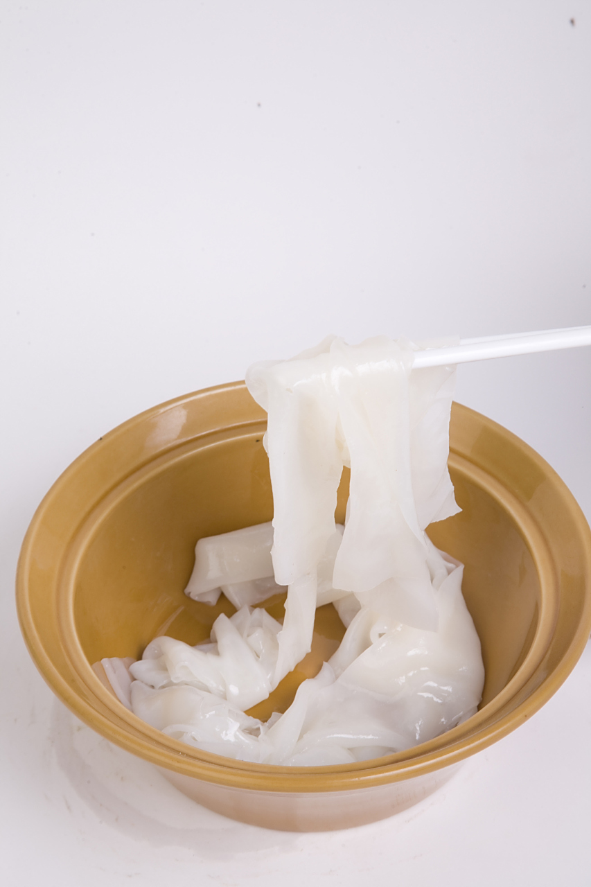 在广东增城,有一种独特的美食,它叫做派潭凉粉草.