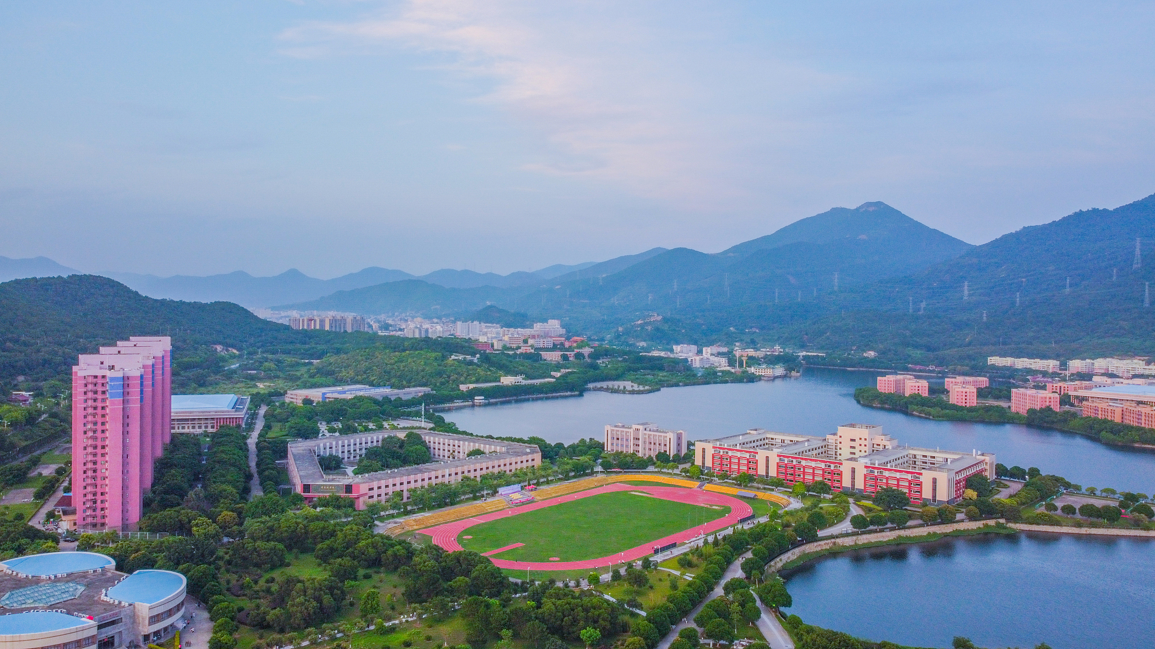 大学生校内骑自行车被处分,近日在福建泉州仰恩大学,一学生因在校内骑