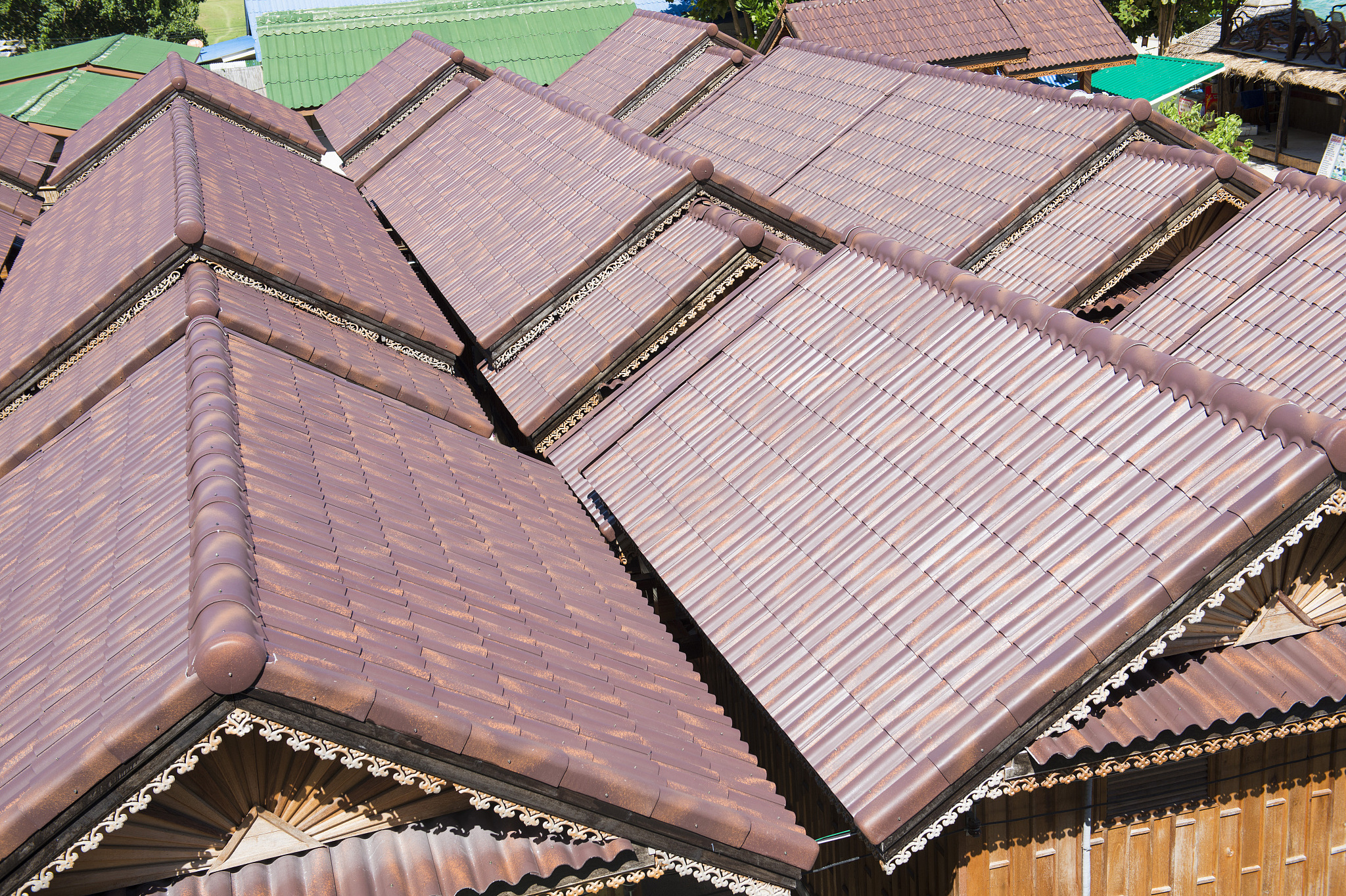 常见的屋顶瓦片材料有陶土瓦,水泥瓦,沥青瓦,金属瓦