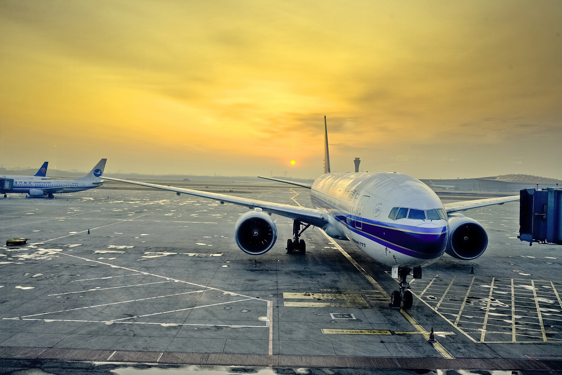 南航空客a320在菲律宾上空出现故障,机组决定返航广州,视频拍摄了空中