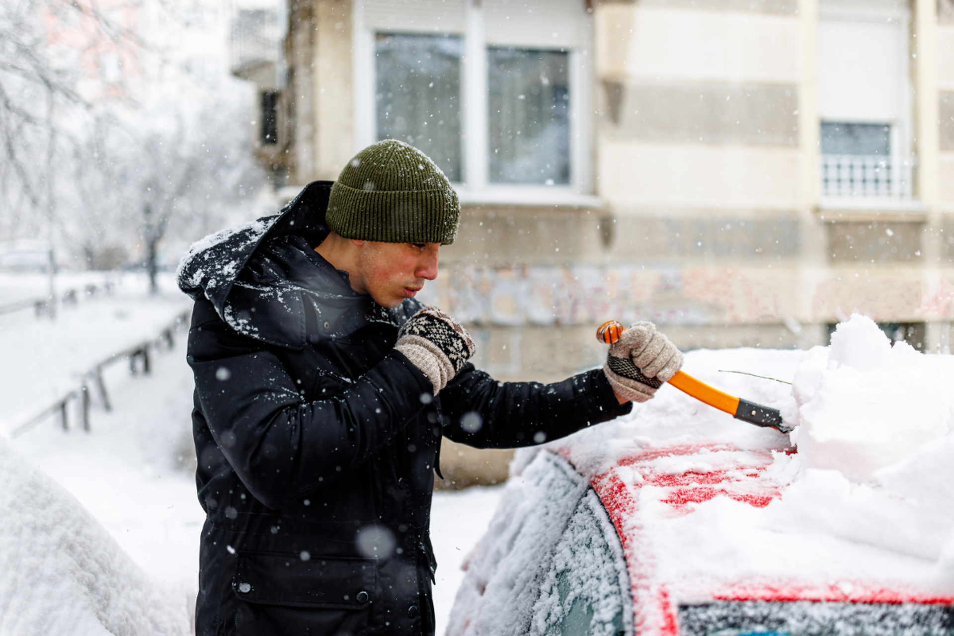 近日网上纷纷报道"东北司机穿10斤棉裤冒雪送年货"这真是好人,好事!