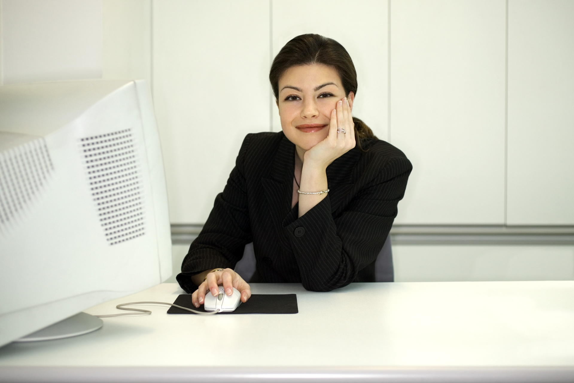 邻居是一个非常漂亮的女老板38岁了,至今也未婚,晚上11点多,我刚刚