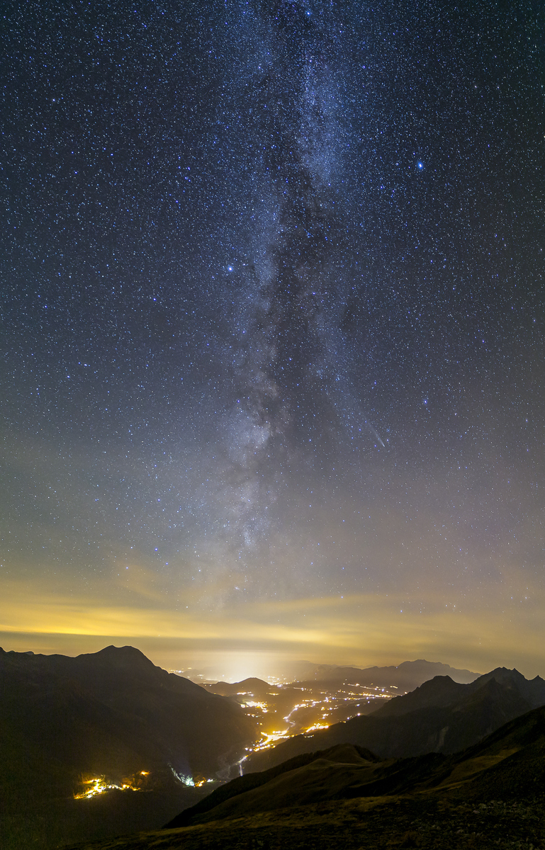快速对对联,上联:夜静疏帘铺淡月