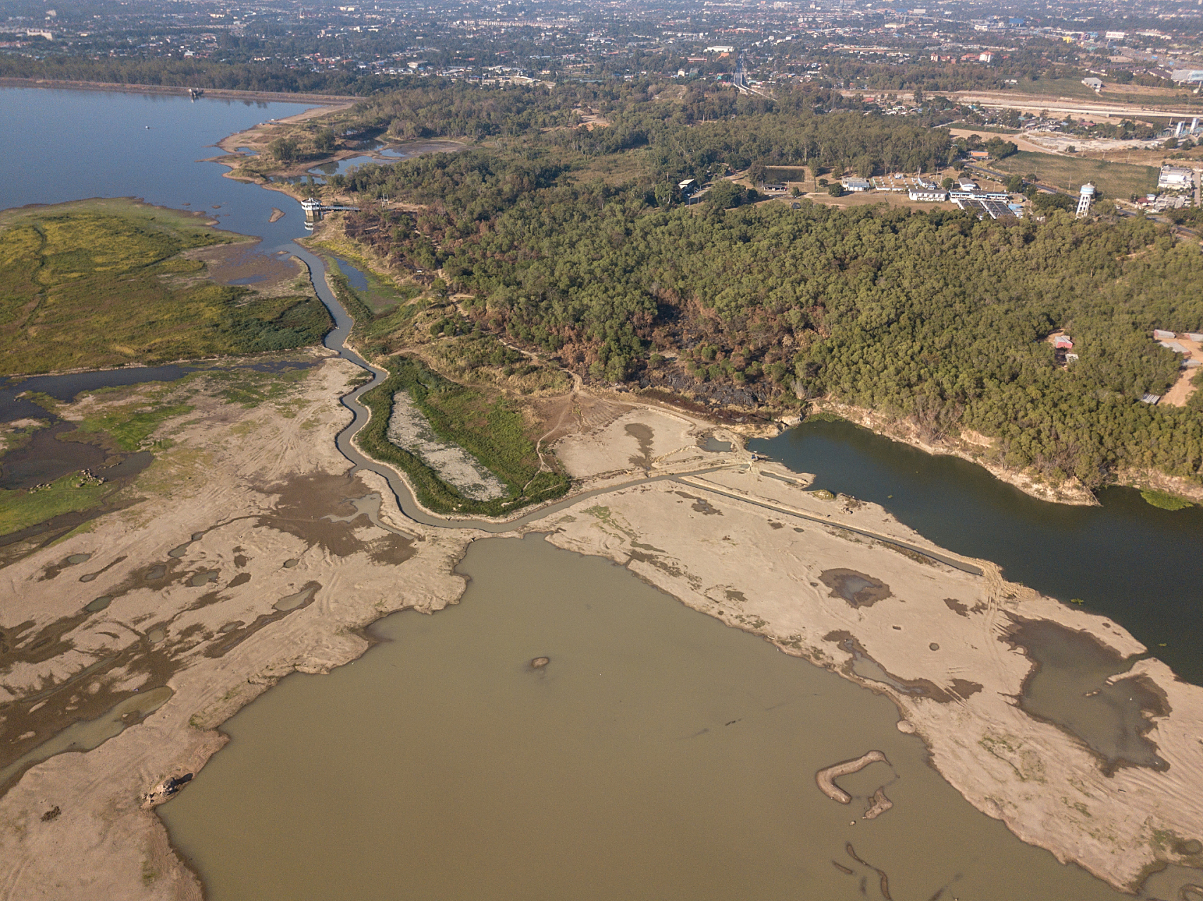 水权爆发武装冲突 伊朗与阿富汗塔利班政府27日因赫尔曼德河水权争议