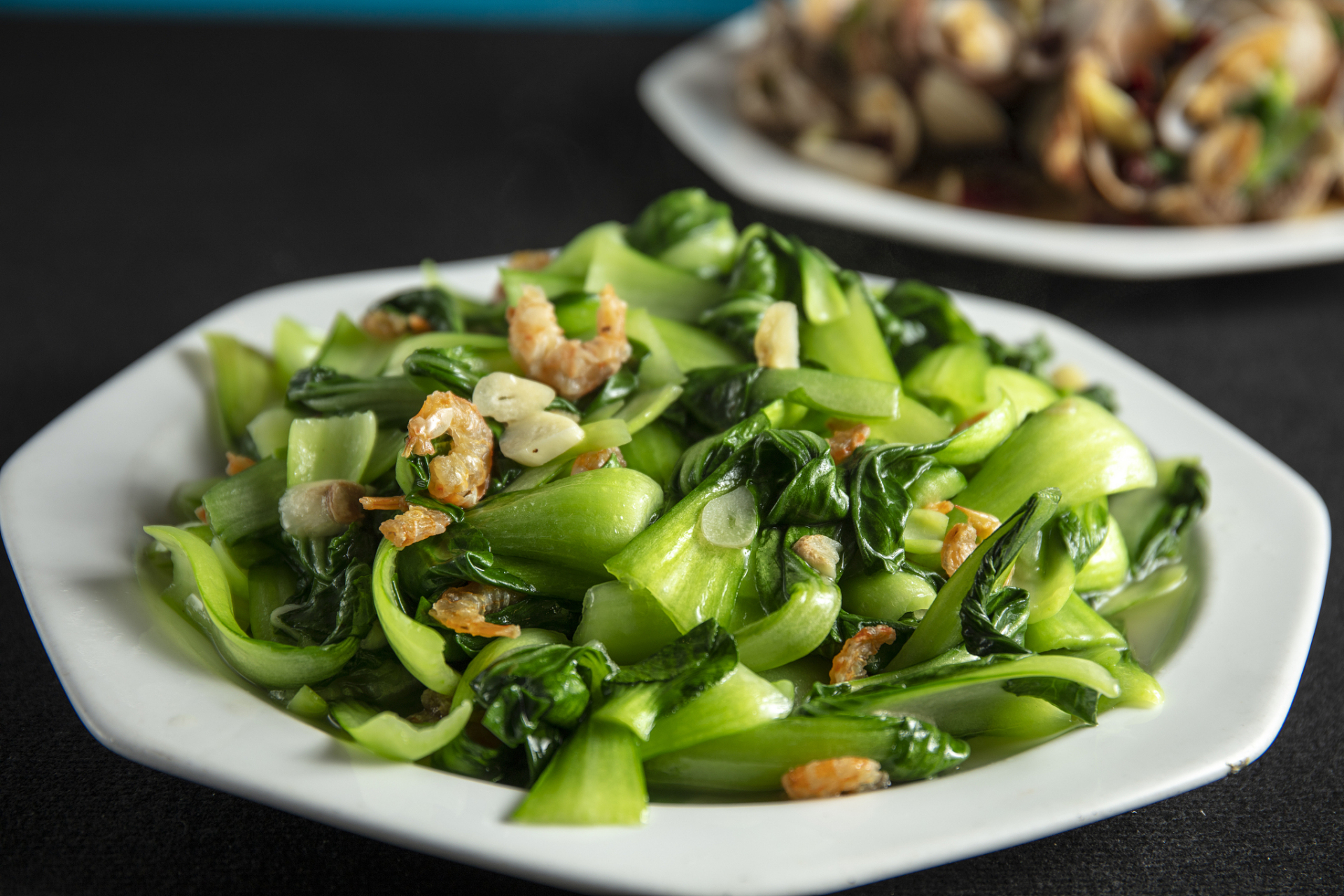 怎样炒出来的青菜翠绿不发黑呢 炒油菜 准备食材:油菜,猪油,食盐,大蒜