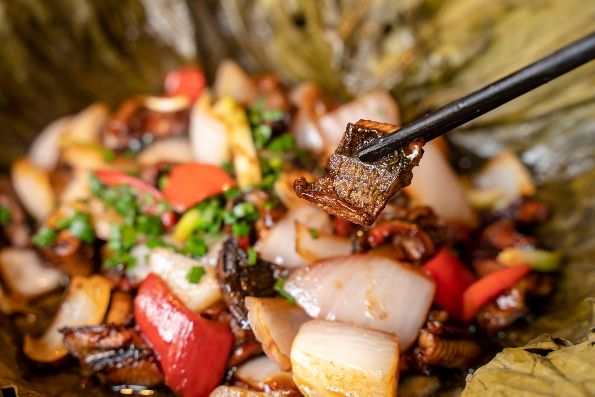 贵州菜又称黔菜,由川菜系,南下入黔移民和本地少数民族融合组成的烹饪