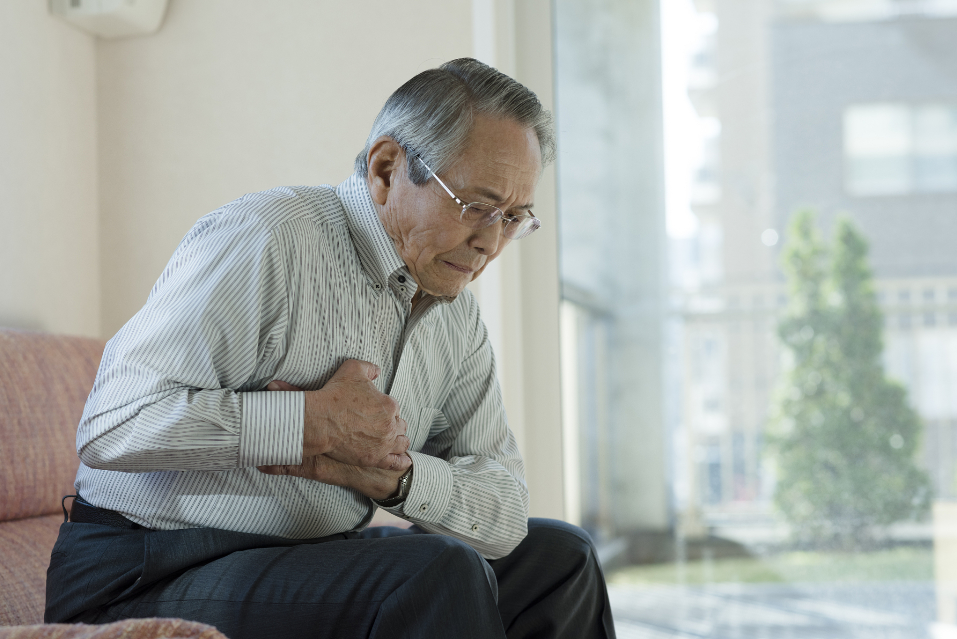 老年人常胸闷气短,多与这2个身体系统有关系  老年人常胸闷气短,通常