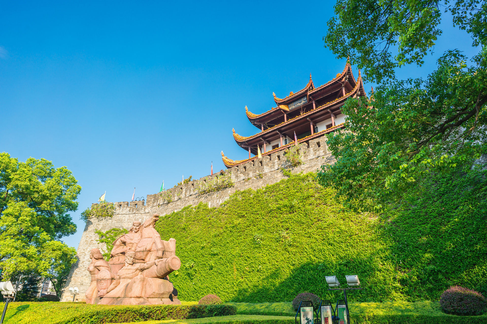 天心公园位于长沙市天心区,公园南端有一段220米长的明代城墙,高1