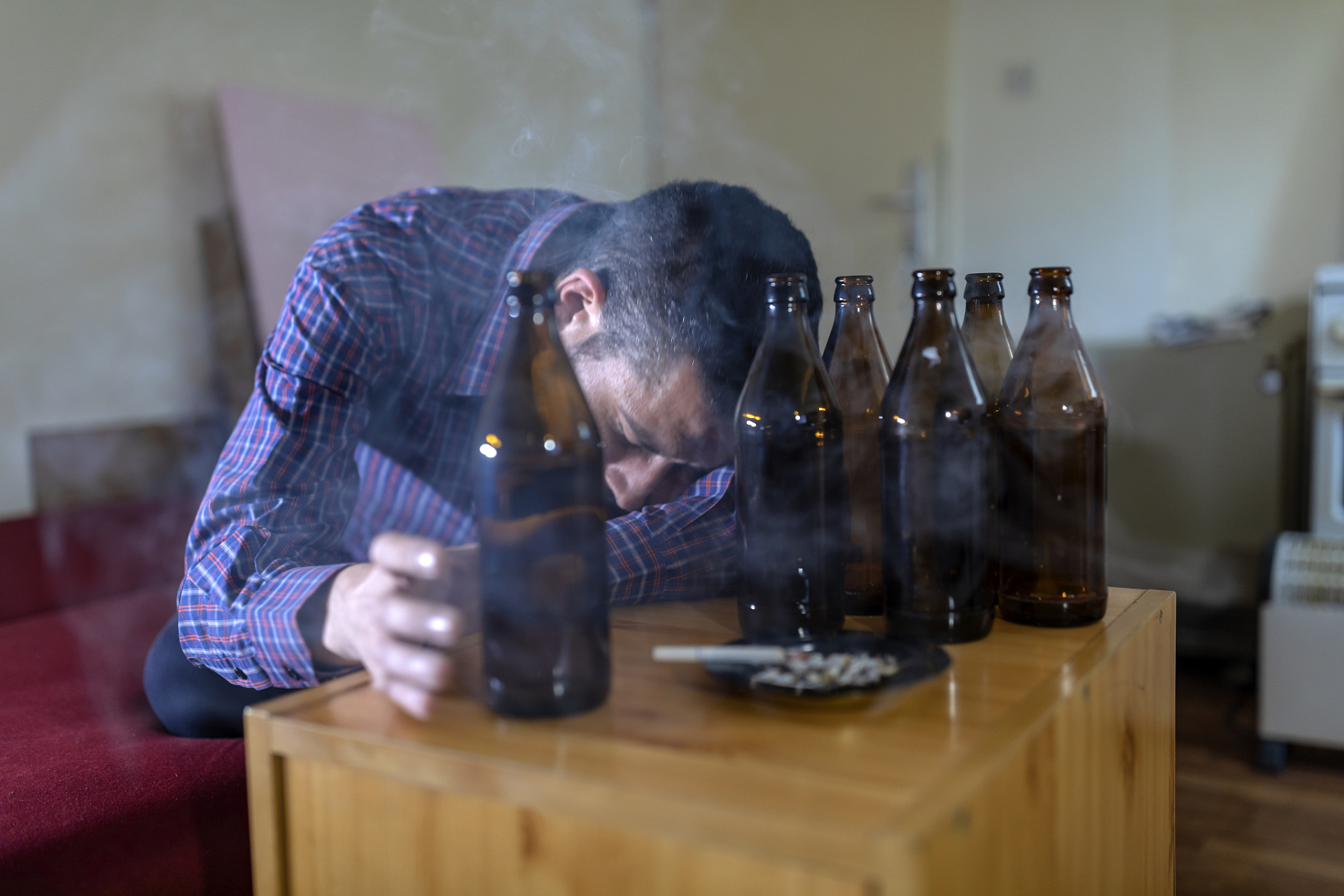 我上初二那年他又喝醉了,我妈哭了,没吵架,就说他:你儿子十二了.