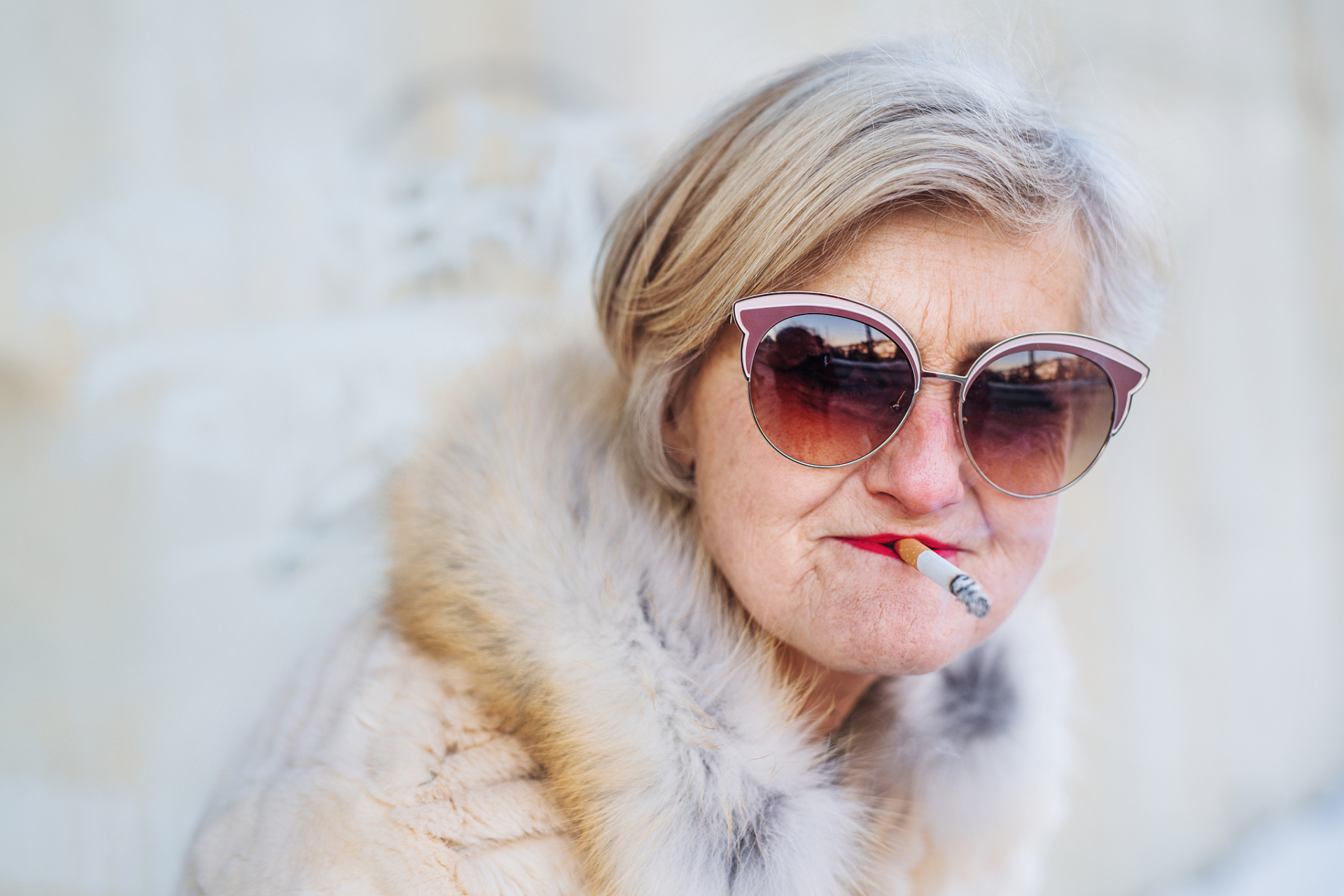 我奶奶今年已经93岁了,最近两年非常喜欢抽烟,每天饭后都要抽两根烟