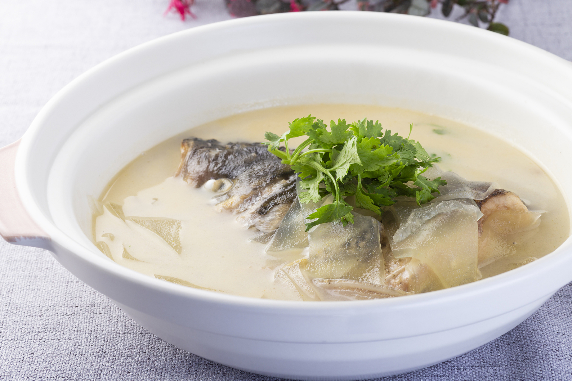 砂锅鱼头汤是一道美味又营养丰富的汤品,采用大头鲢鱼制作更加鲜美