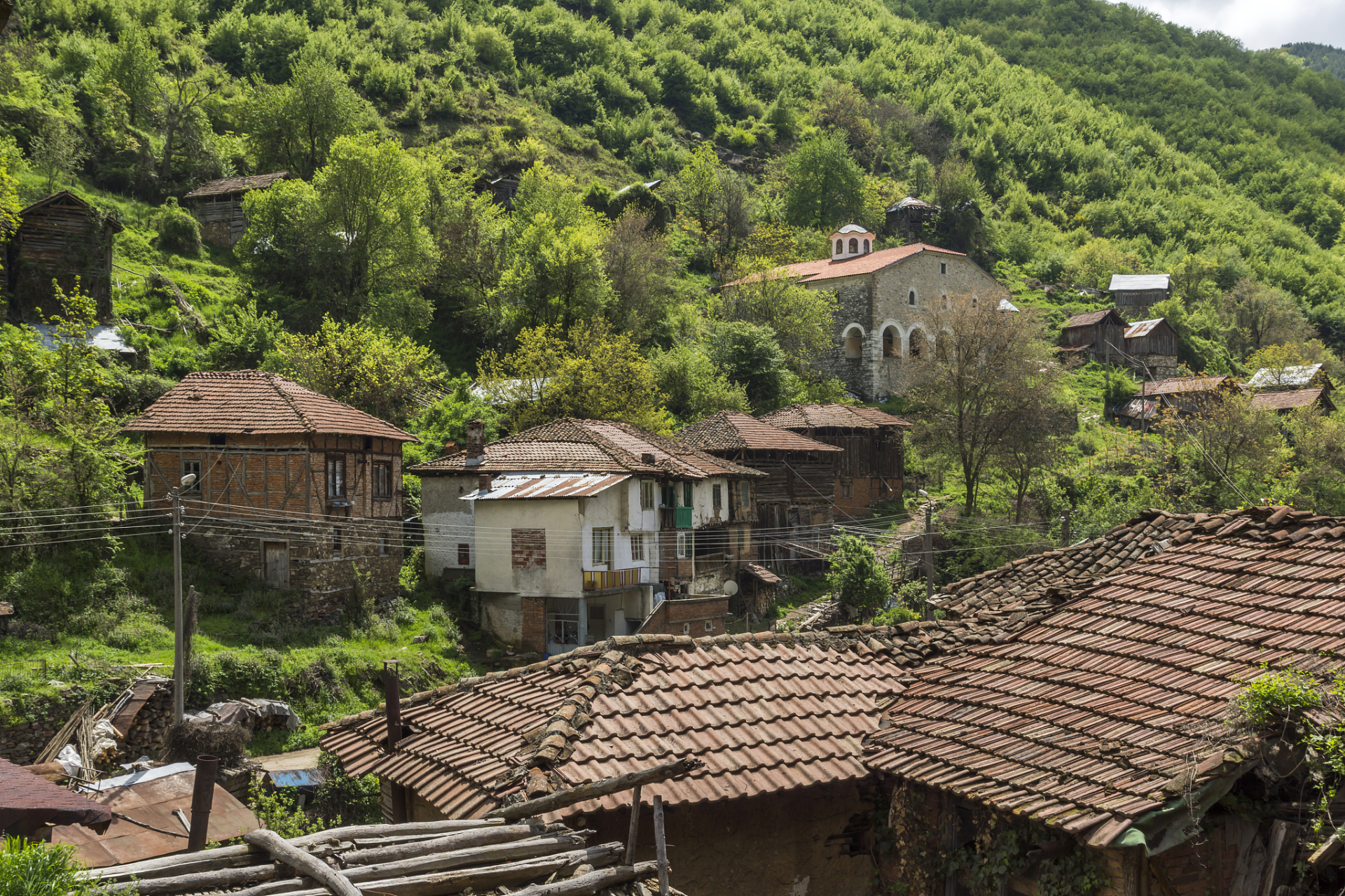 石舍村位于山清水秀的自然景区,是一处理想的旅游胜地.