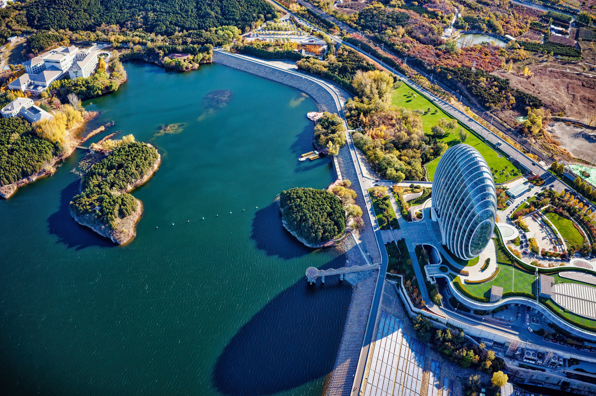 位于云南省红河哈尼族彝族自治州弥勒市,是一处风景如画的人工湖