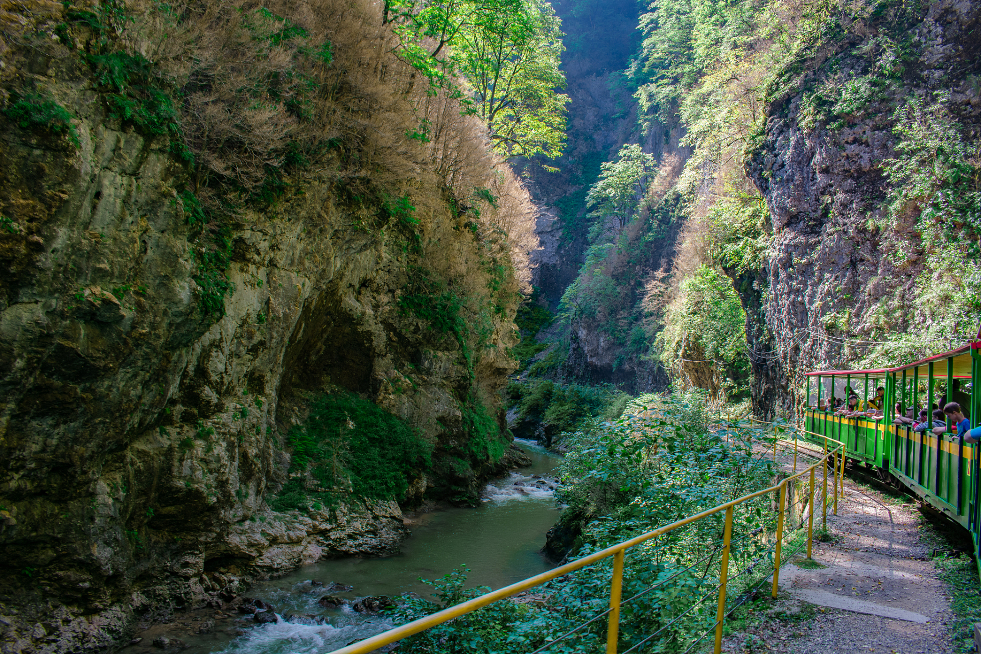 在云南的安宁市西北郊,隐藏着一处人间仙境——青龙峡.