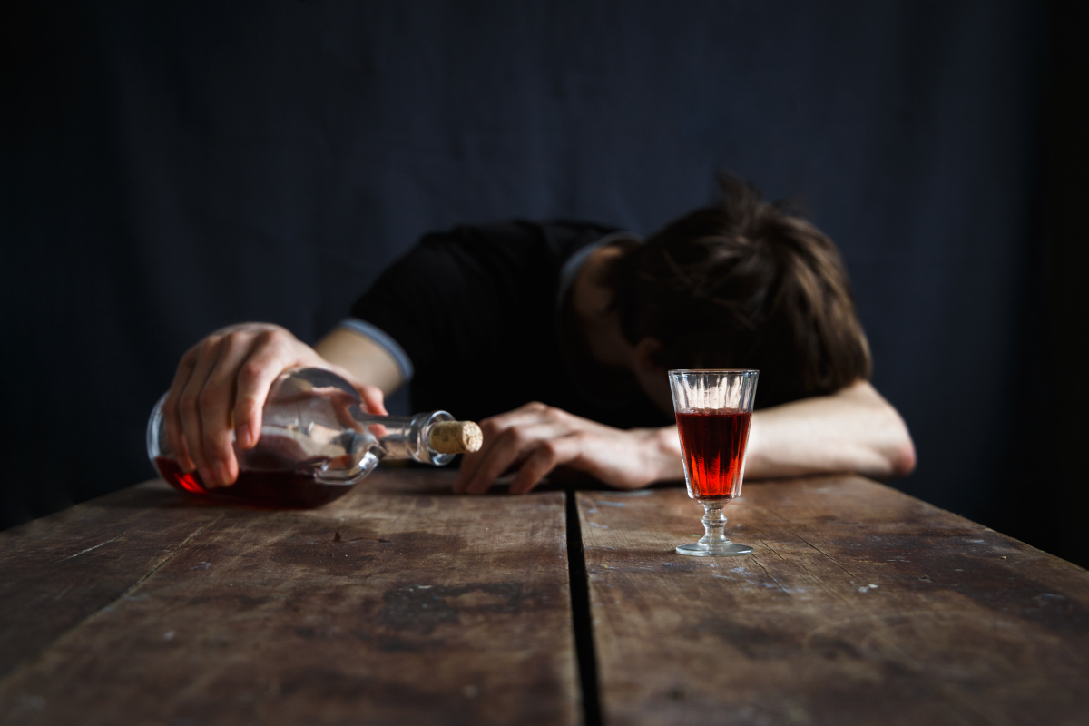 心情低落喝酒图片