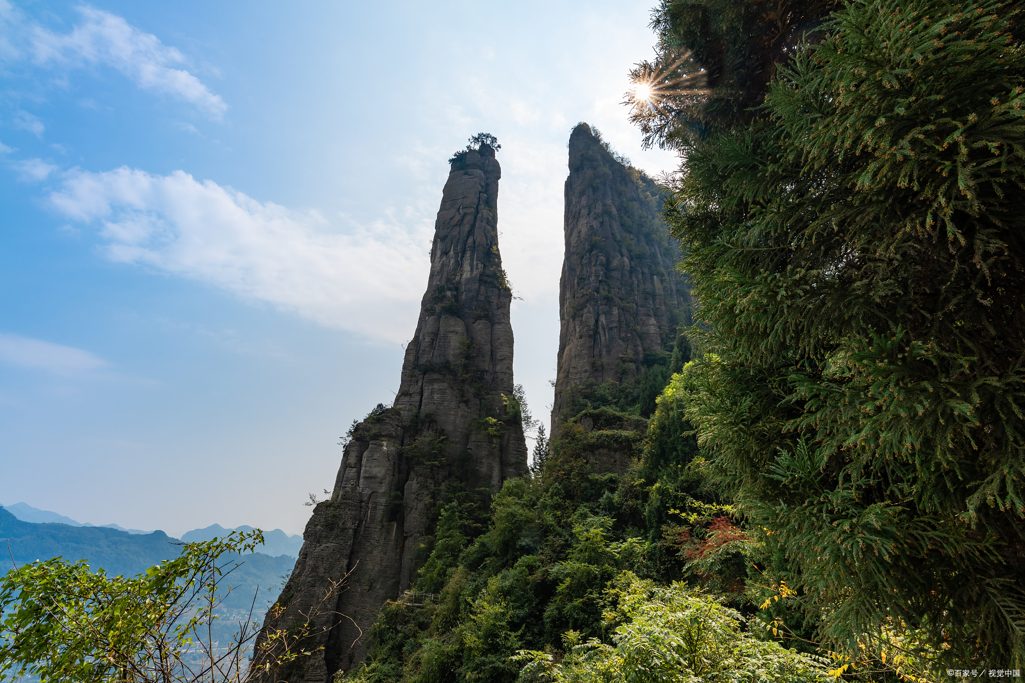 湖南一处山川,因其山形酷似五根手指而得名,是南岭山脉的一部分